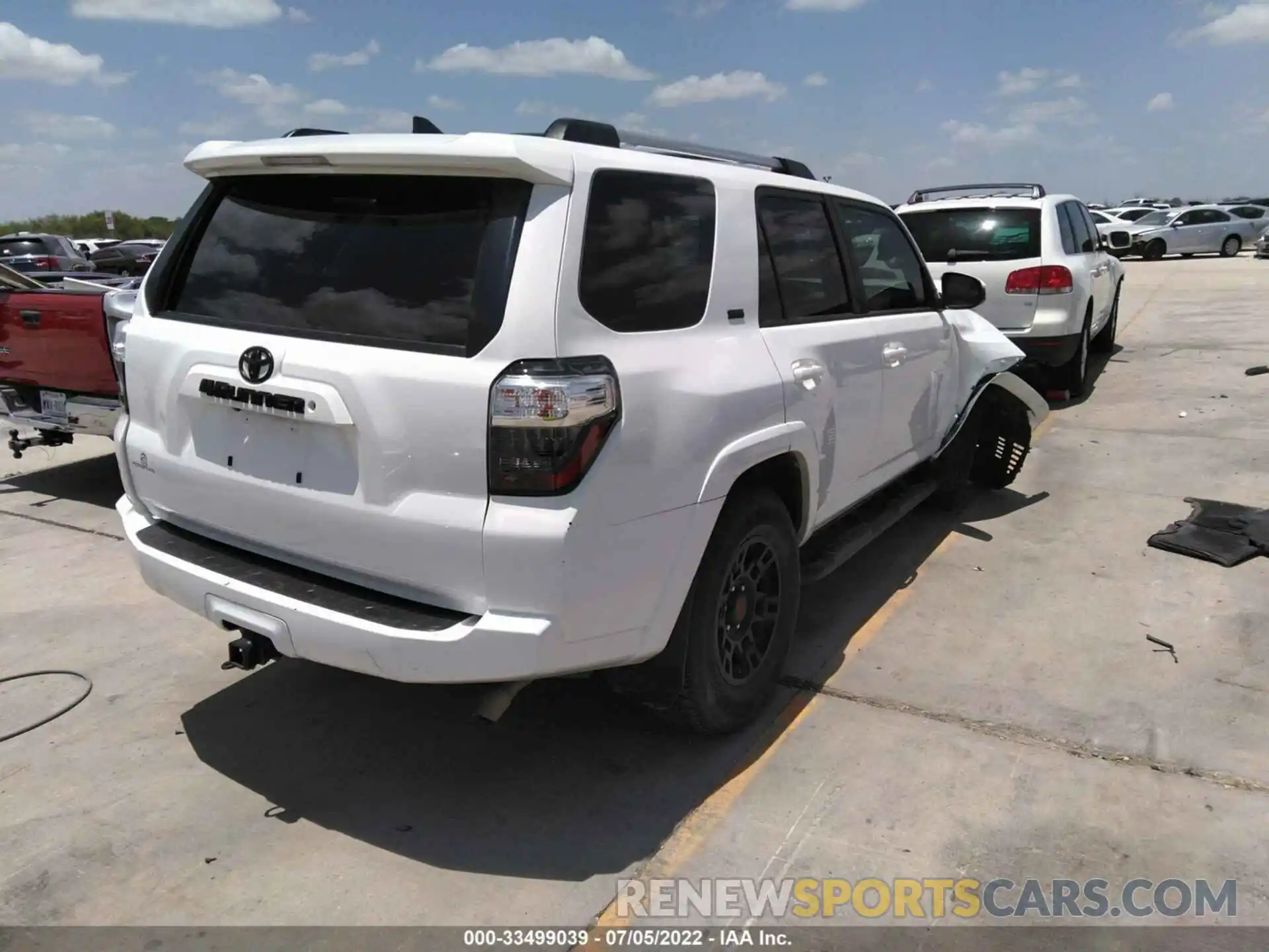 4 Photograph of a damaged car JTEZU5JR8L5225694 TOYOTA 4RUNNER 2020