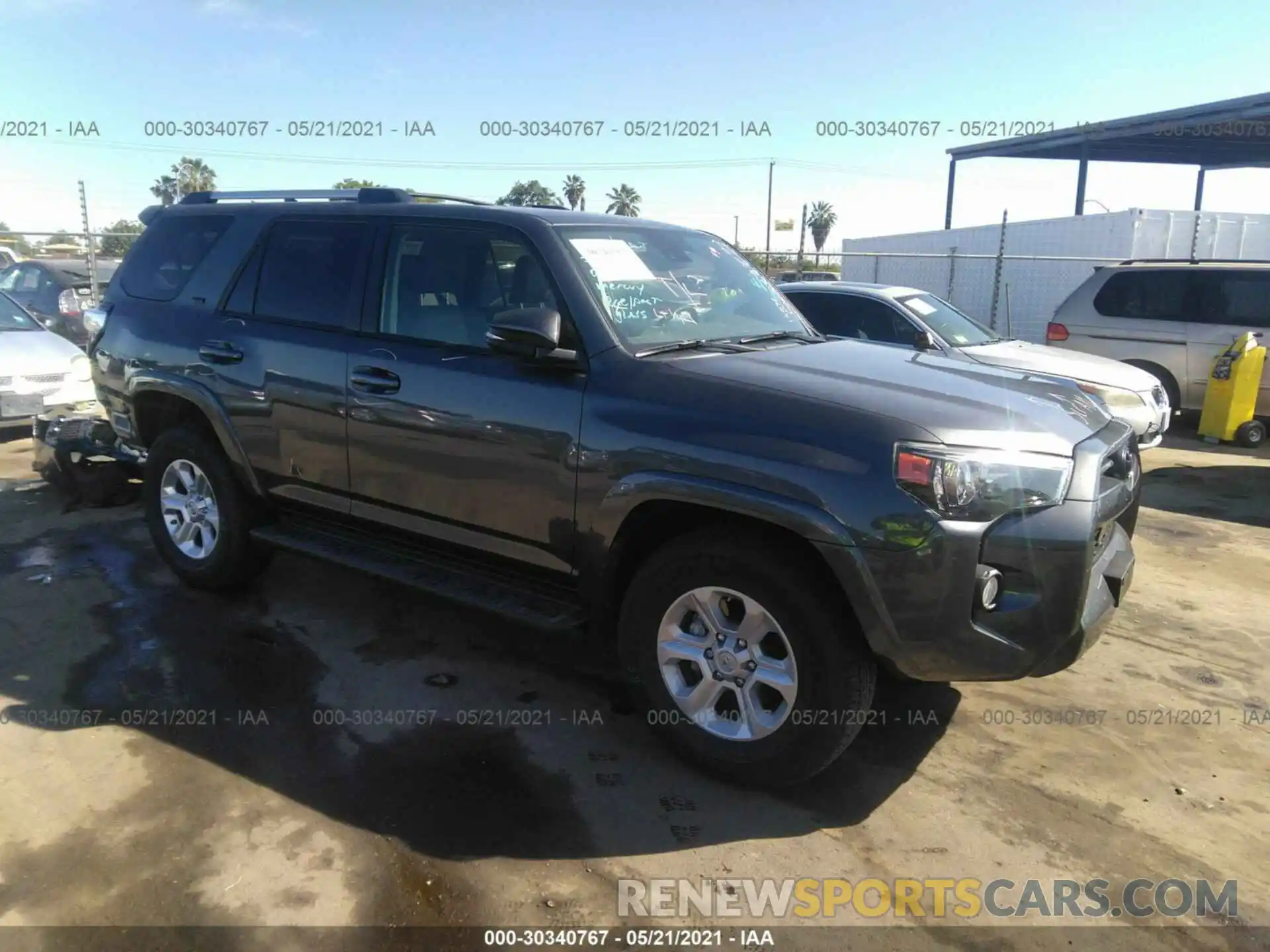 1 Photograph of a damaged car JTEZU5JR8L5227820 TOYOTA 4RUNNER 2020