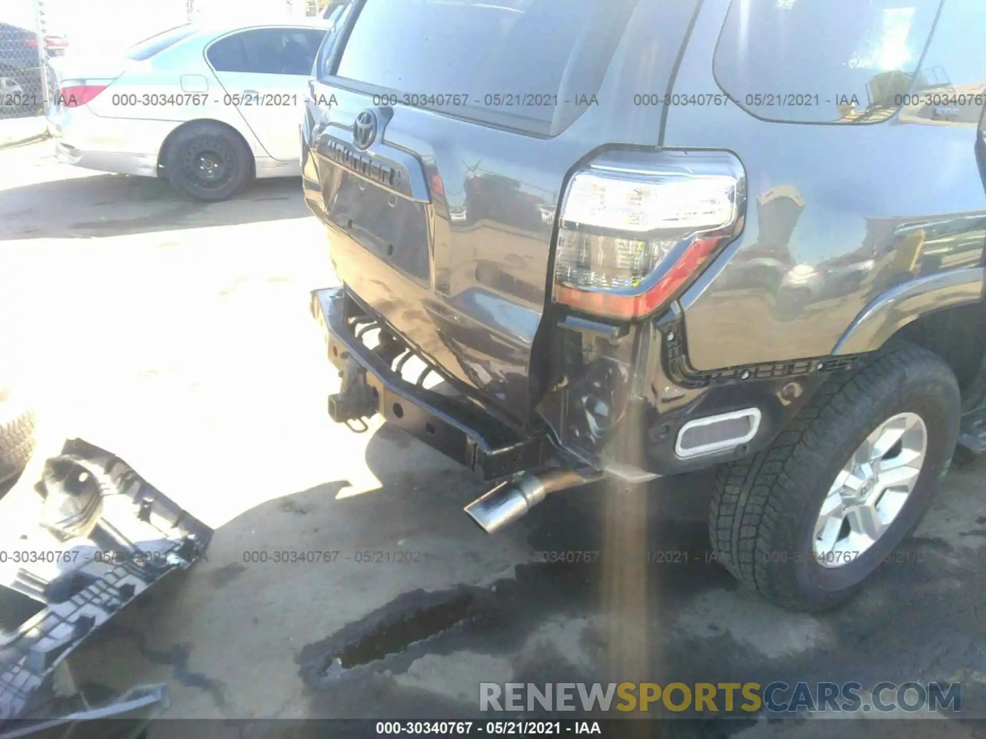 6 Photograph of a damaged car JTEZU5JR8L5227820 TOYOTA 4RUNNER 2020