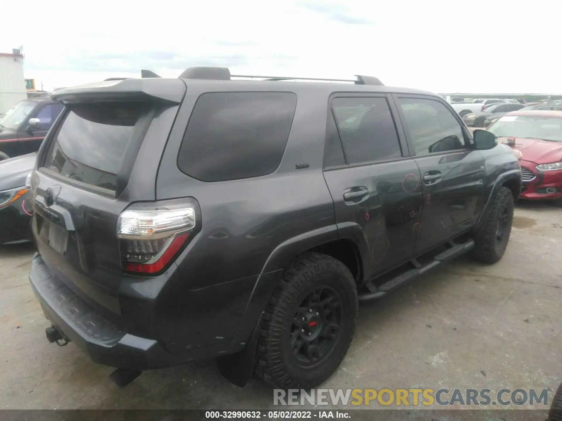 4 Photograph of a damaged car JTEZU5JR9L5215949 TOYOTA 4RUNNER 2020