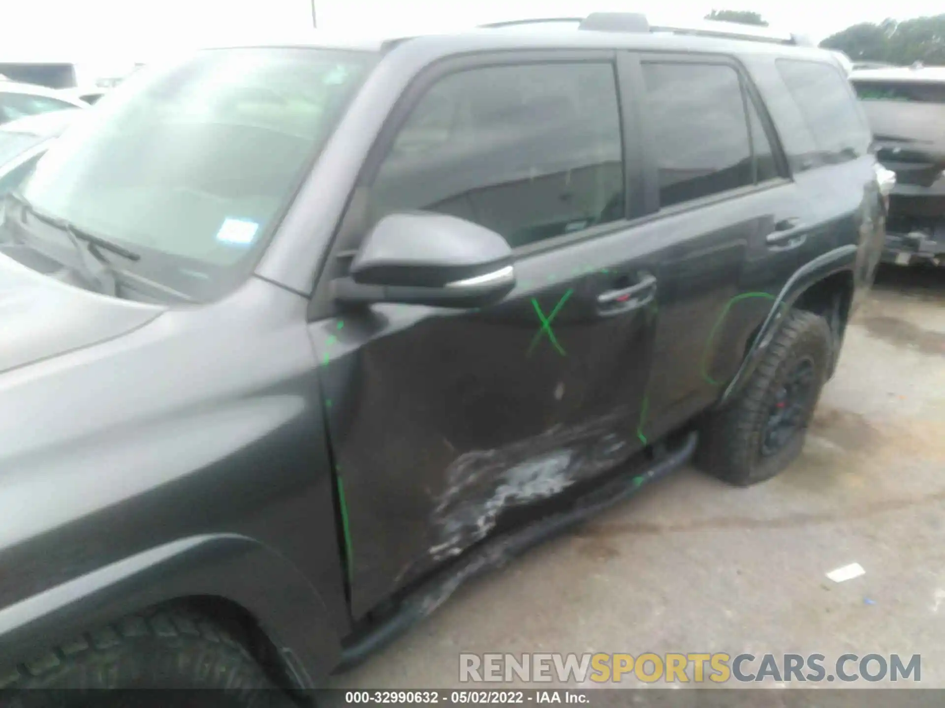 6 Photograph of a damaged car JTEZU5JR9L5215949 TOYOTA 4RUNNER 2020