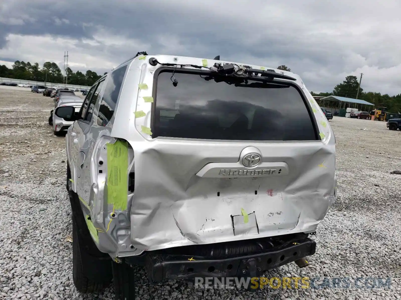 9 Photograph of a damaged car JTEZU5JR9L5224098 TOYOTA 4RUNNER 2020