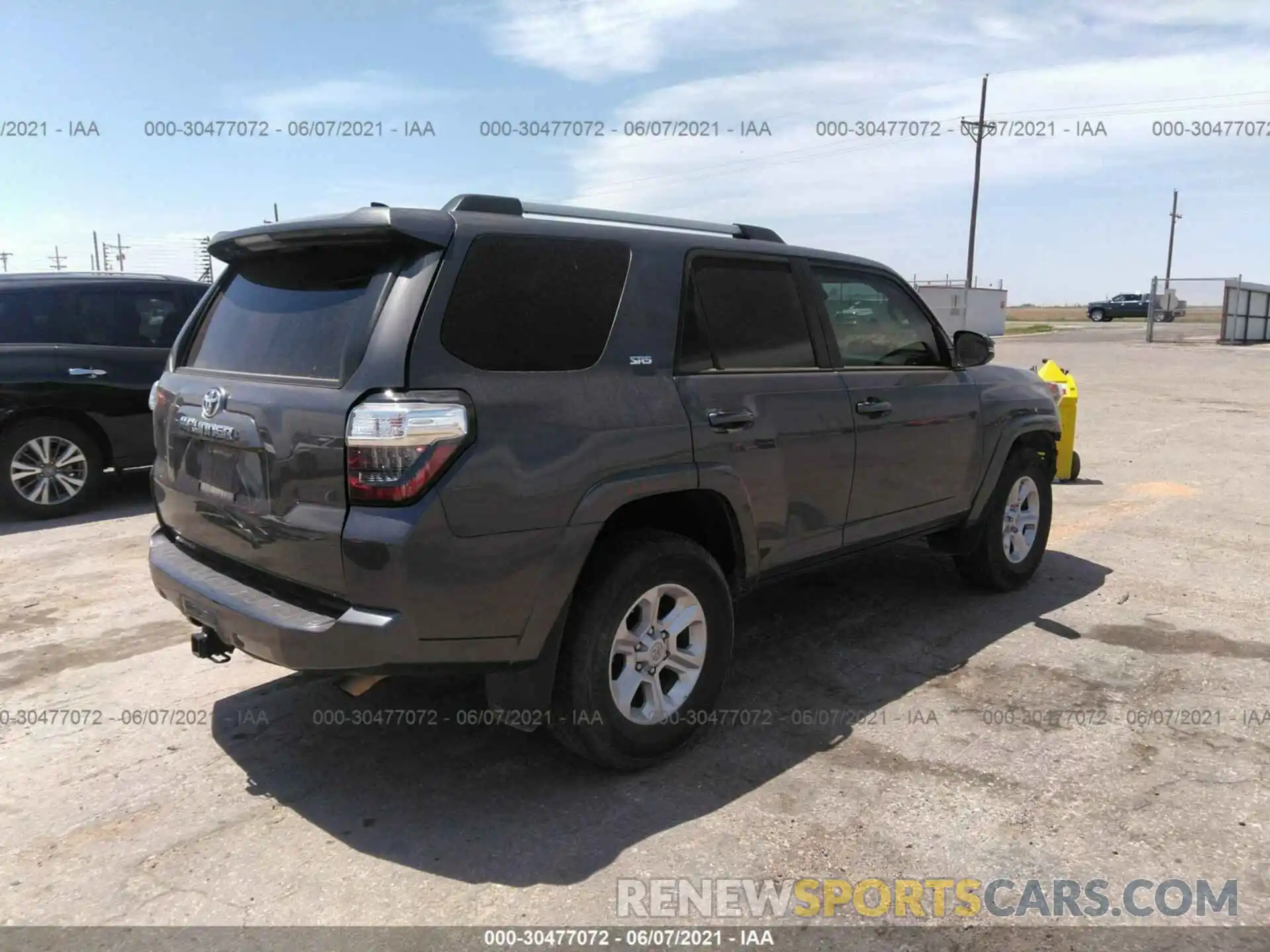 4 Photograph of a damaged car JTEZU5JRXL5216527 TOYOTA 4RUNNER 2020