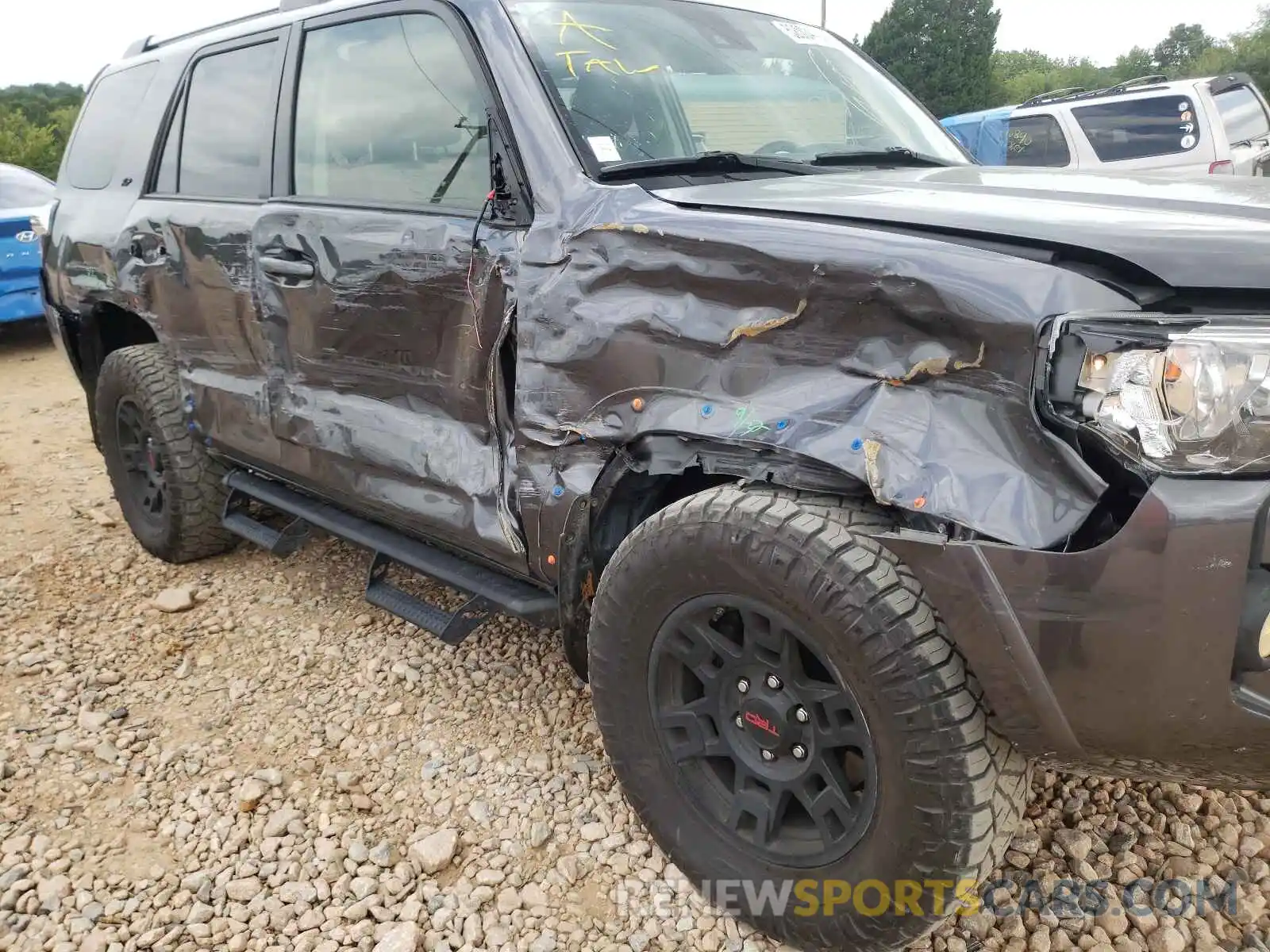 9 Photograph of a damaged car JTEZU5JRXL5219282 TOYOTA 4RUNNER 2020