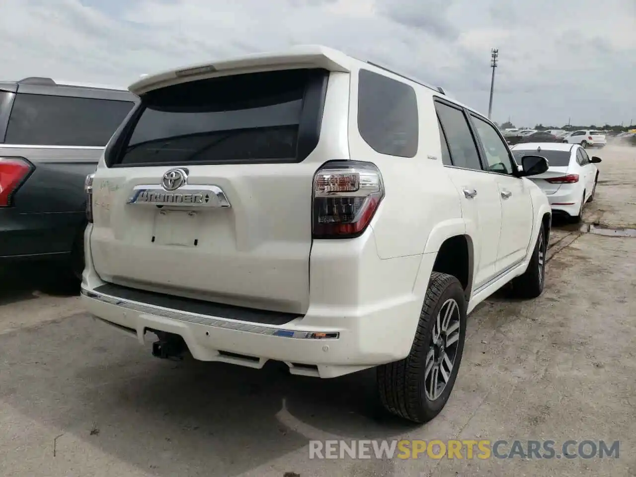 4 Photograph of a damaged car JTEDU5JR0M5241786 TOYOTA 4RUNNER 2021