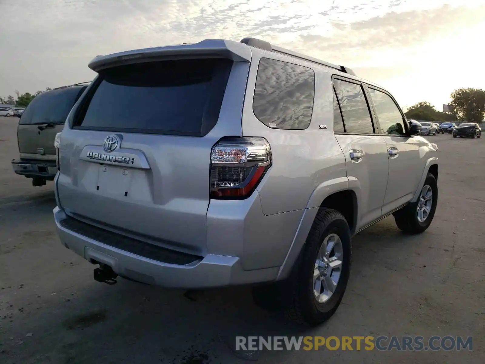 4 Photograph of a damaged car JTEEU5JR0M5242778 TOYOTA 4RUNNER 2021