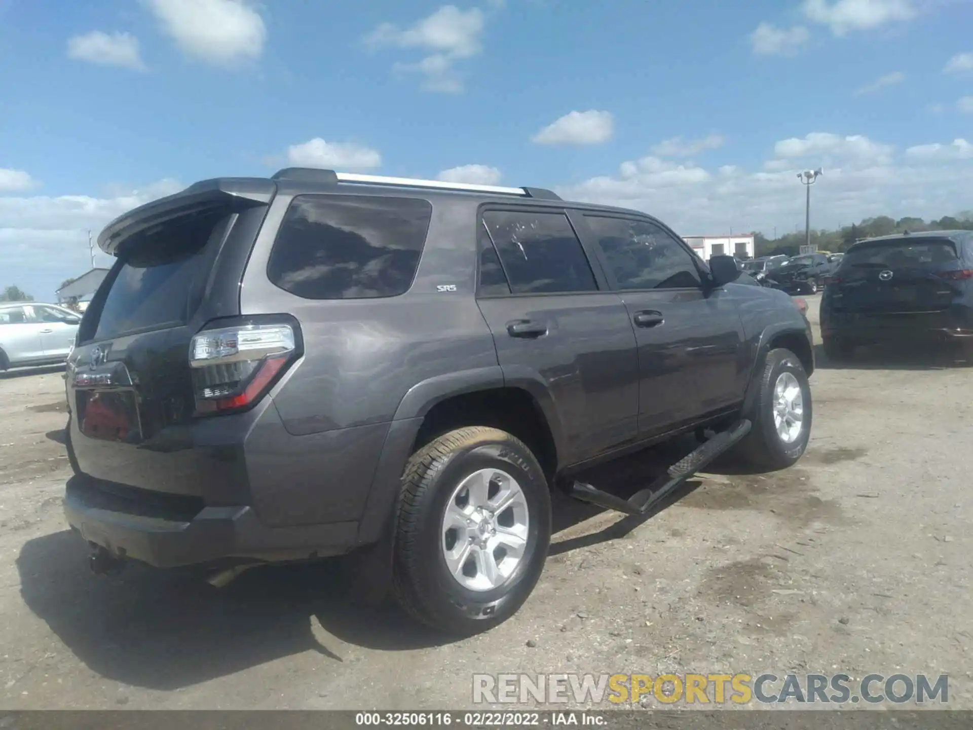 4 Photograph of a damaged car JTEEU5JR0M5246264 TOYOTA 4RUNNER 2021