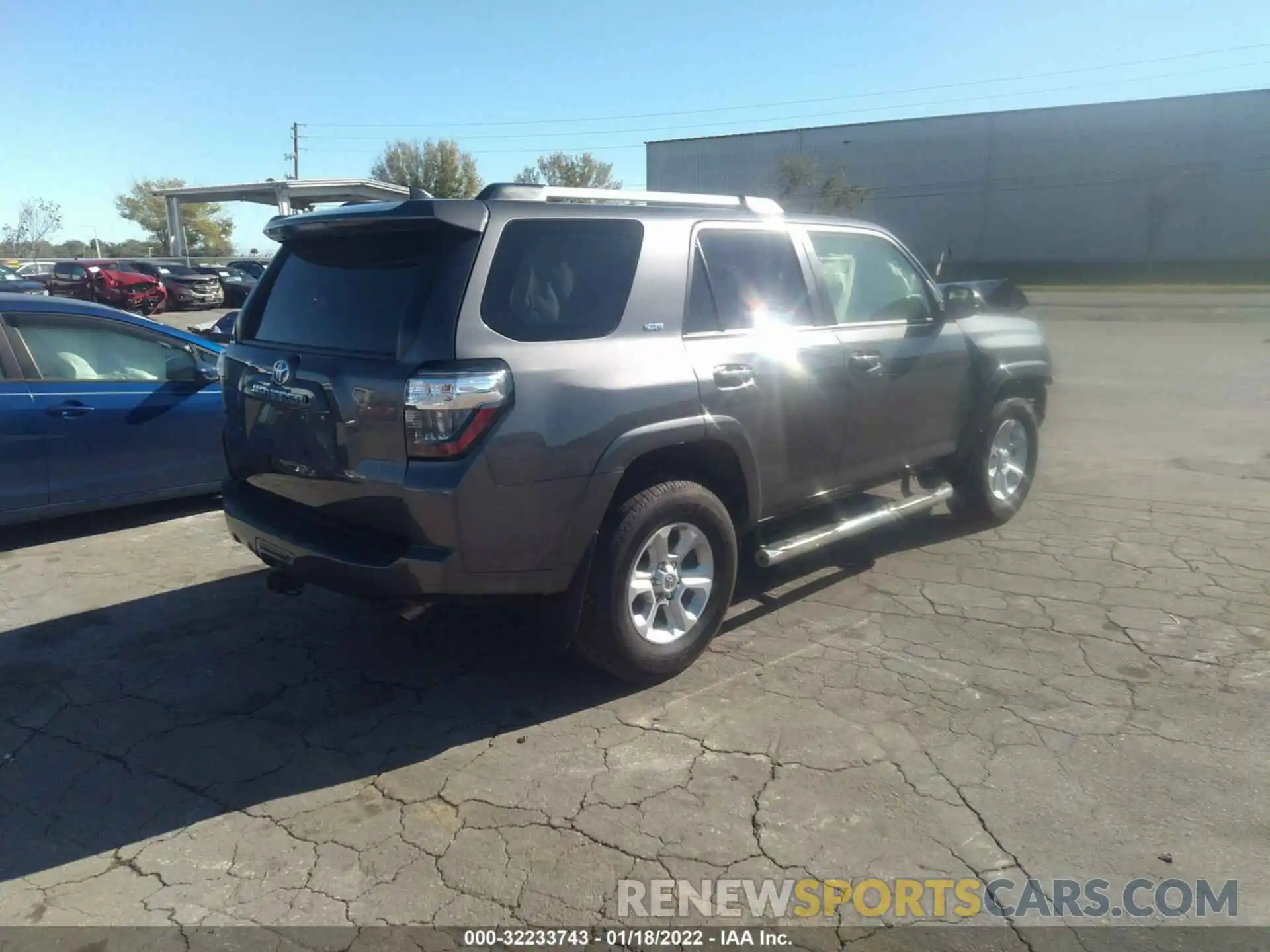 4 Photograph of a damaged car JTEEU5JR2M5232219 TOYOTA 4RUNNER 2021