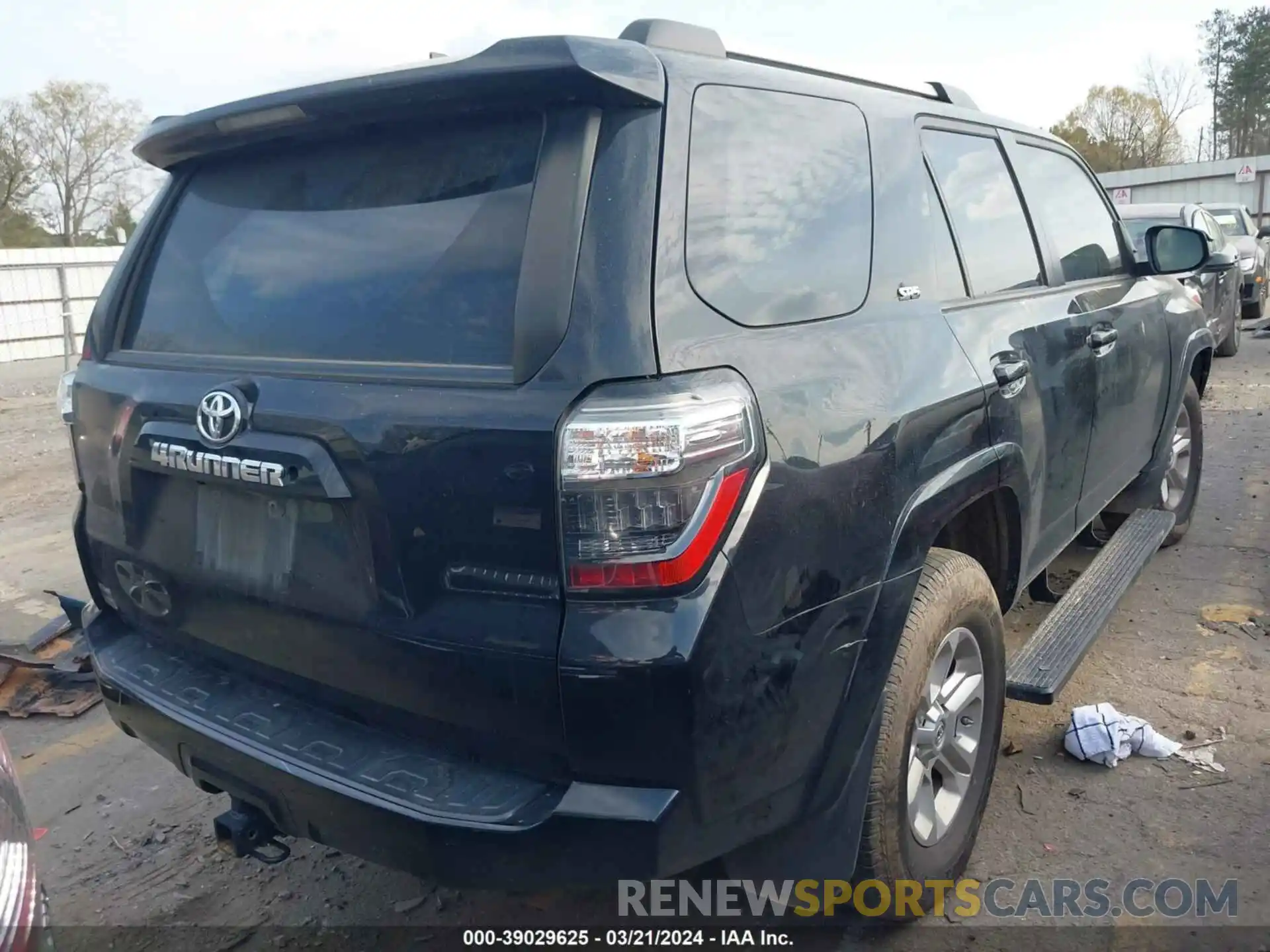 4 Photograph of a damaged car JTEEU5JR2M5235606 TOYOTA 4RUNNER 2021