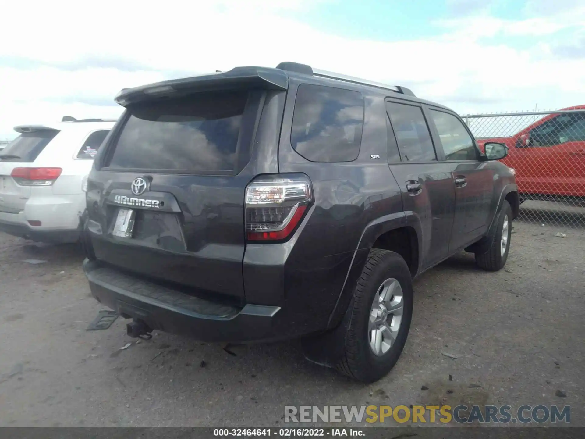 4 Photograph of a damaged car JTEEU5JR3M5233458 TOYOTA 4RUNNER 2021