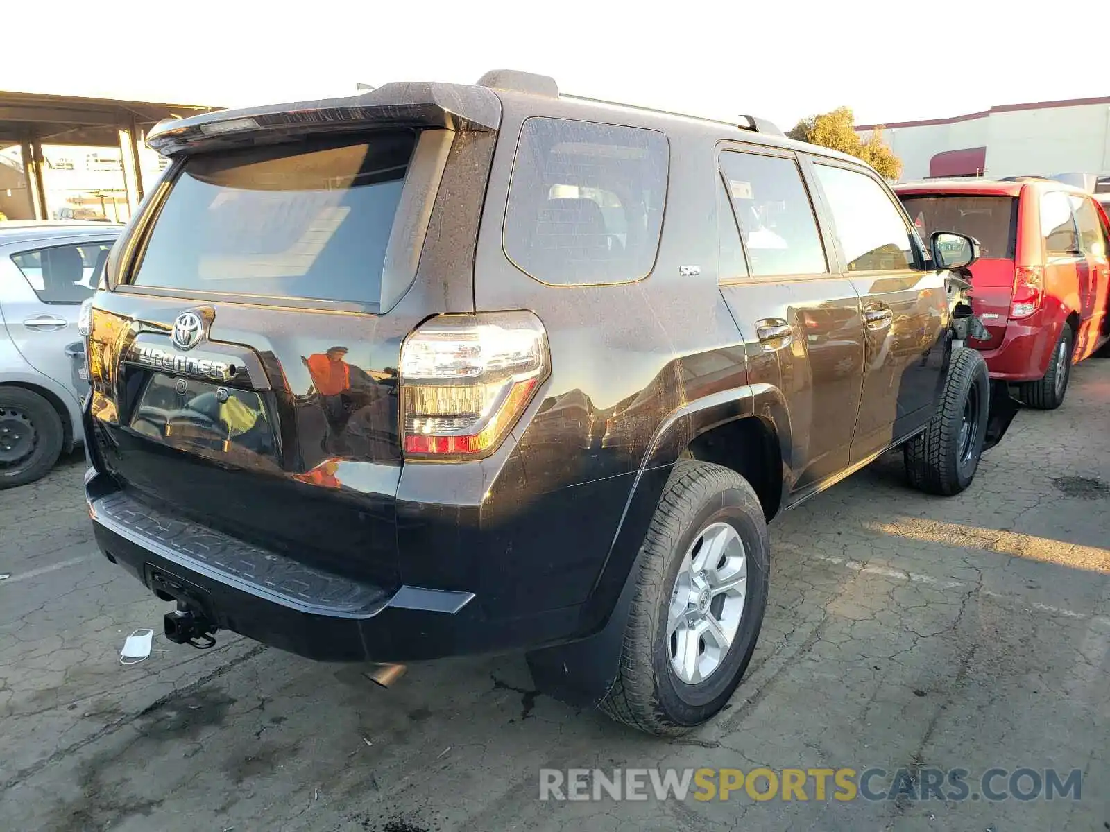 4 Photograph of a damaged car JTEEU5JR5M5233011 TOYOTA 4RUNNER 2021