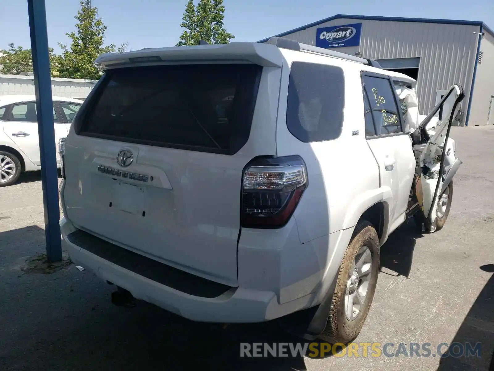 4 Photograph of a damaged car JTEEU5JR9M5232959 TOYOTA 4RUNNER 2021