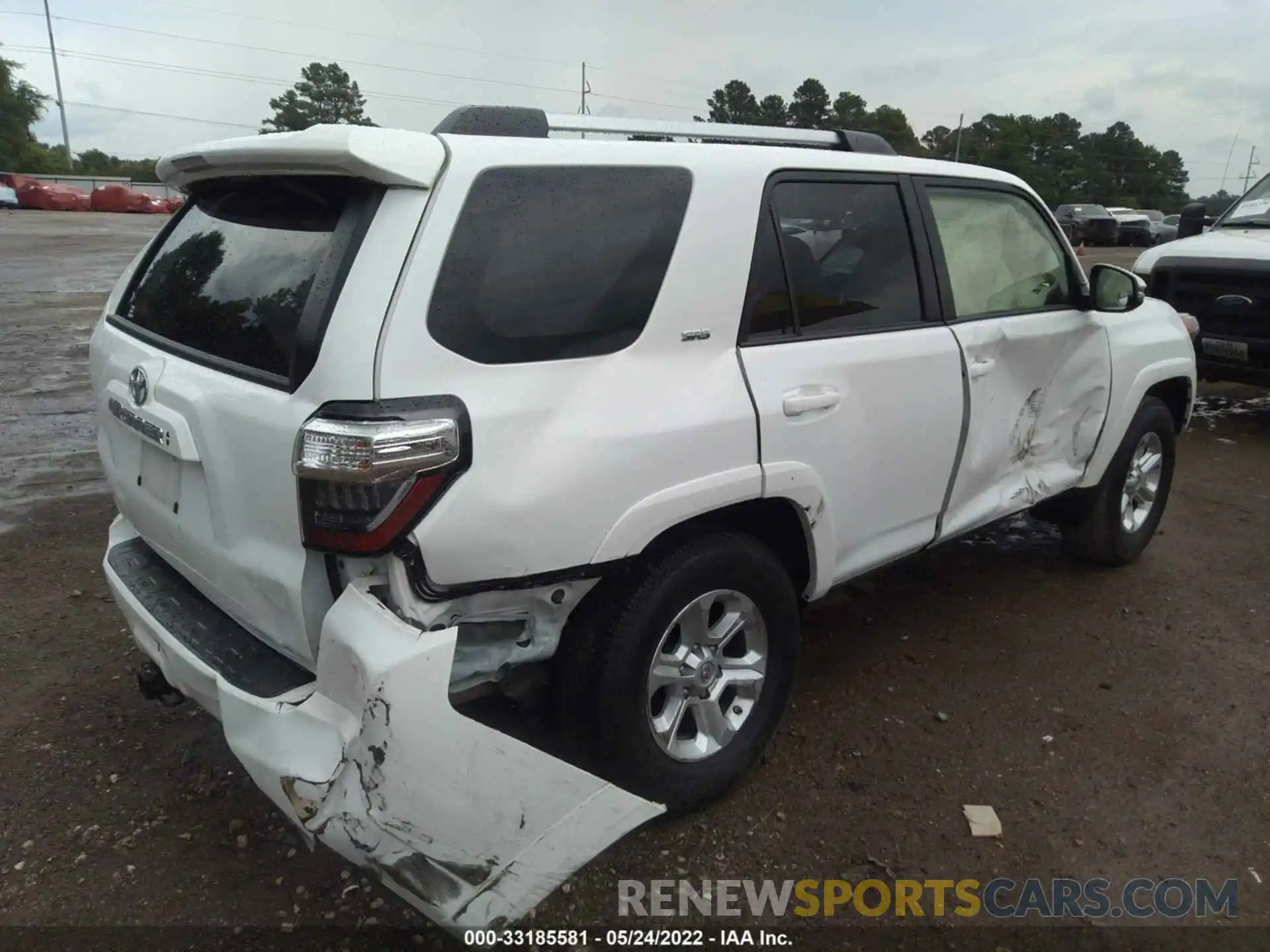 4 Photograph of a damaged car JTEFU5JR7M5242247 TOYOTA 4RUNNER 2021