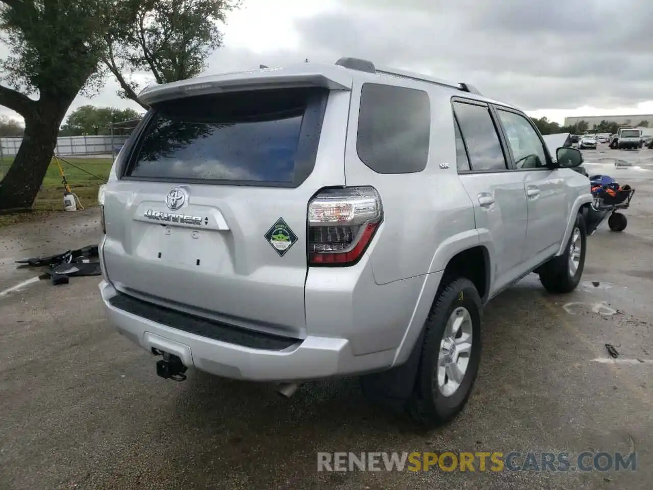 4 Photograph of a damaged car JTEFU5JRXM5250164 TOYOTA 4RUNNER 2021