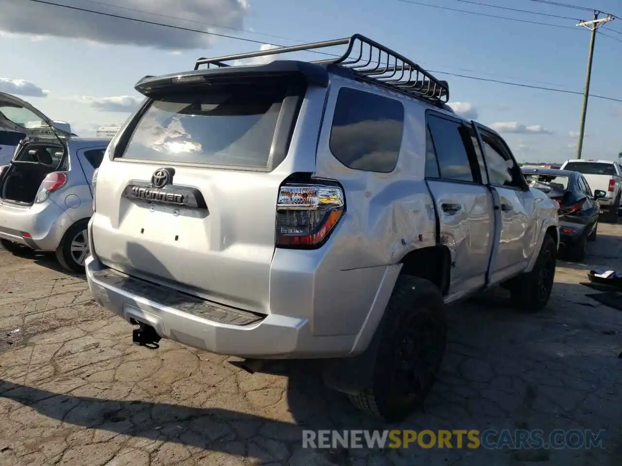 4 Photograph of a damaged car JTEHU5JR0M5872863 TOYOTA 4RUNNER 2021