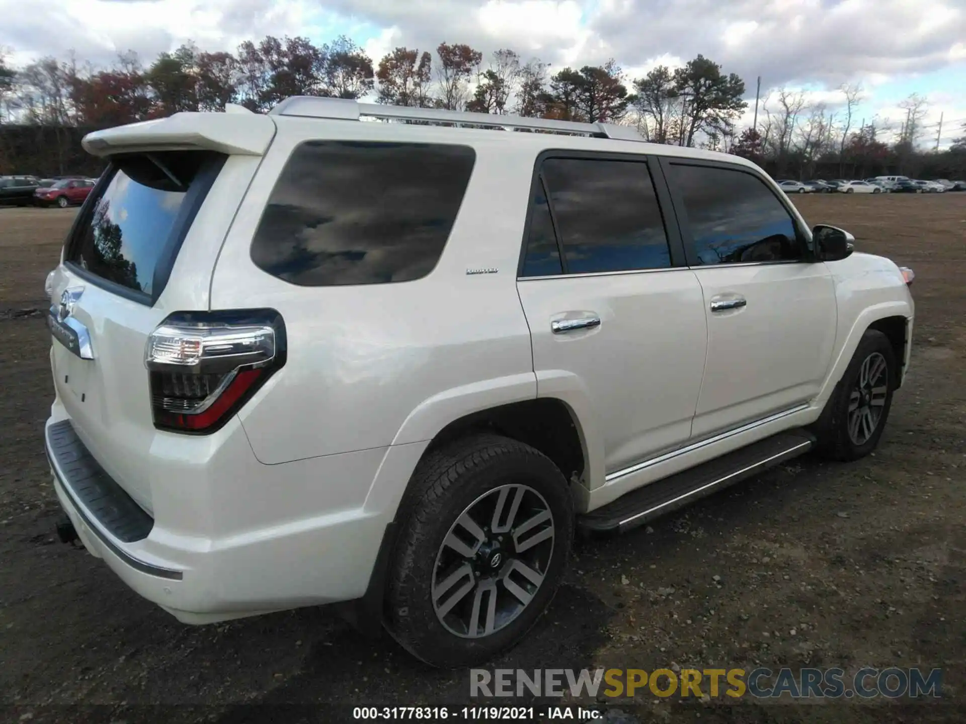 4 Photograph of a damaged car JTEKU5JR4M5857790 TOYOTA 4RUNNER 2021