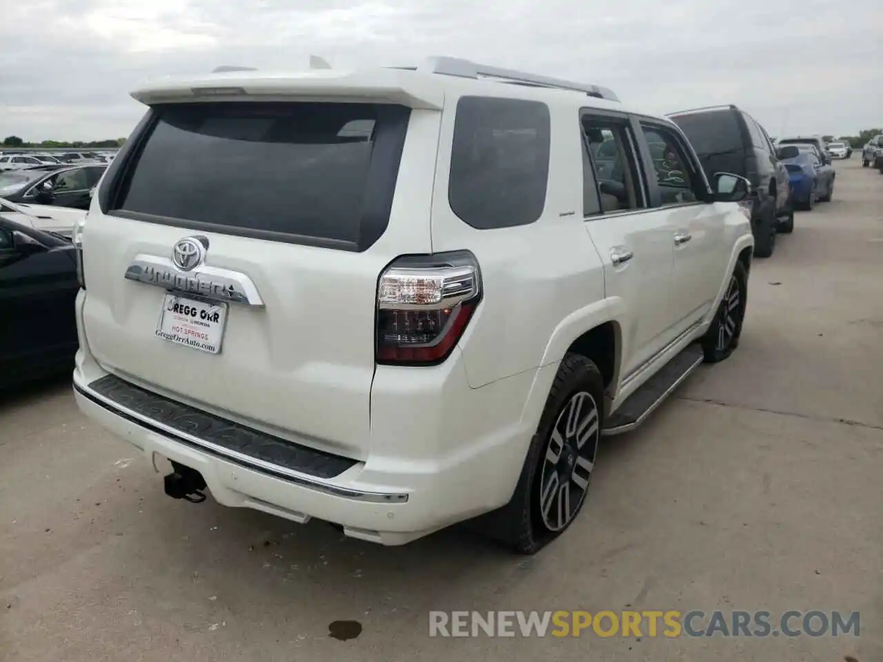 4 Photograph of a damaged car JTEKU5JR4M5899151 TOYOTA 4RUNNER 2021