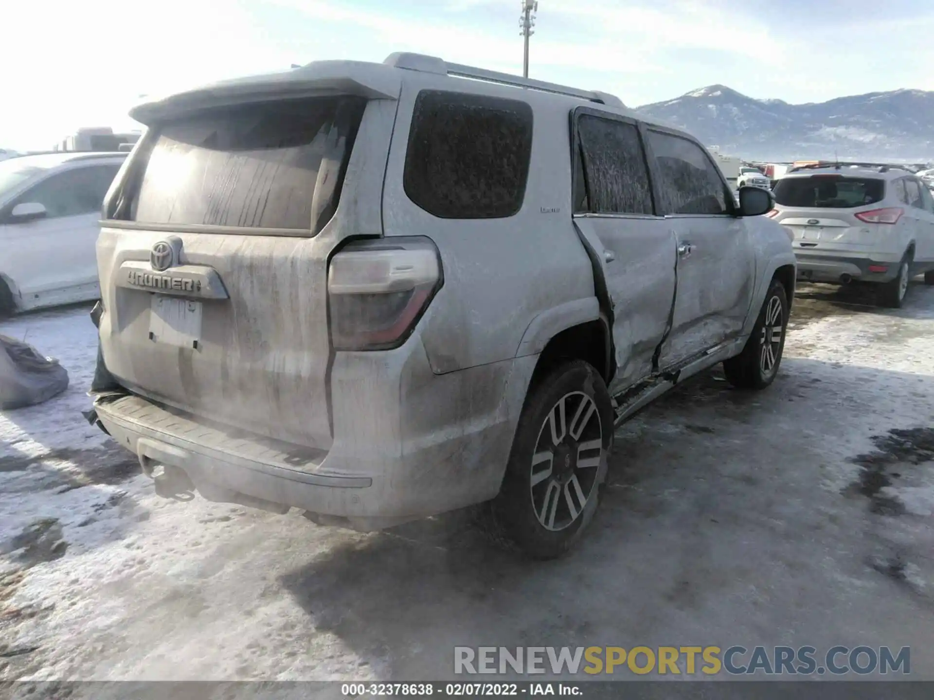 4 Photograph of a damaged car JTEKU5JR6M5861274 TOYOTA 4RUNNER 2021