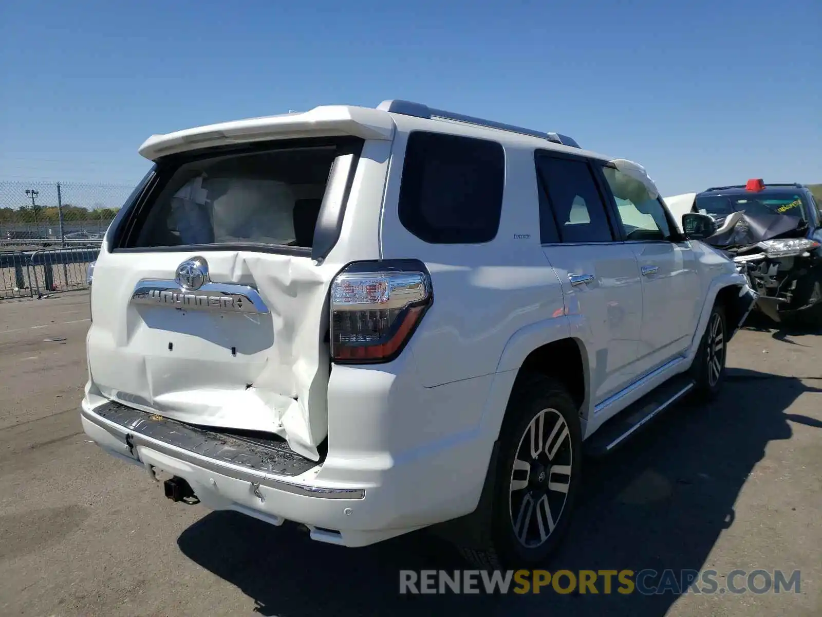 4 Photograph of a damaged car JTEKU5JR9M5877629 TOYOTA 4RUNNER 2021