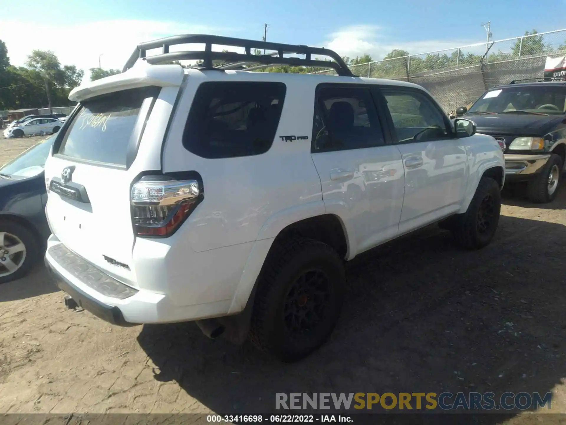 4 Photograph of a damaged car JTELU5JR2M5961960 TOYOTA 4RUNNER 2021