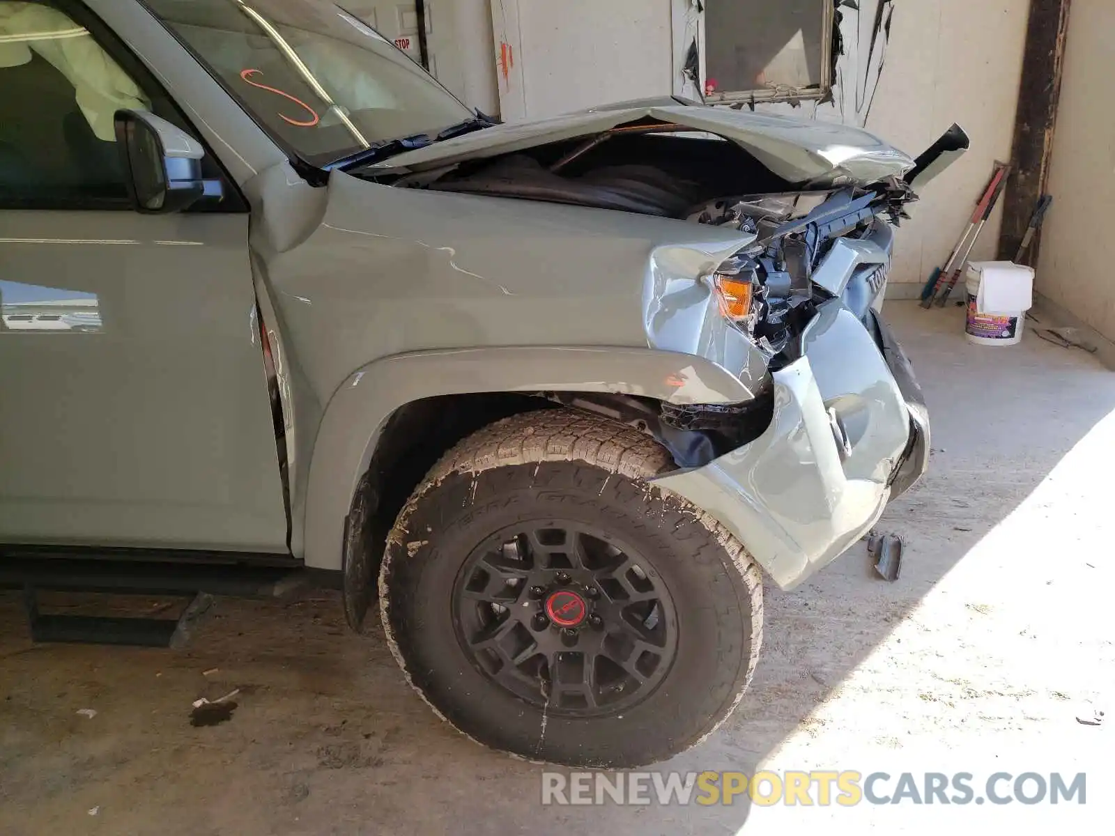 9 Photograph of a damaged car JTELU5JR9M5892443 TOYOTA 4RUNNER 2021