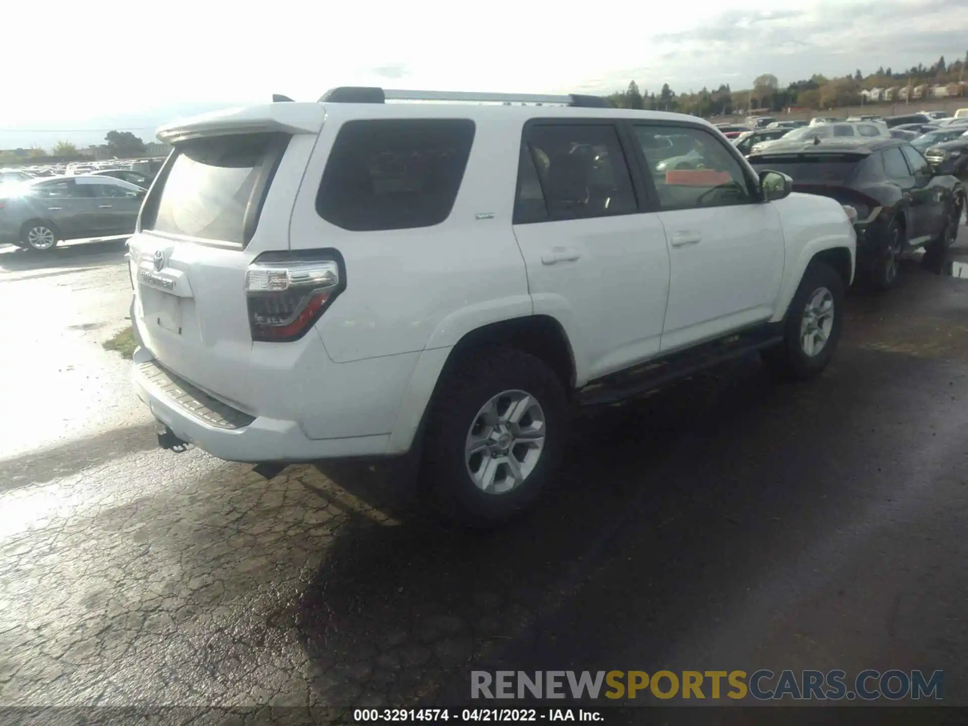 4 Photograph of a damaged car JTEMU5JR0M5851204 TOYOTA 4RUNNER 2021