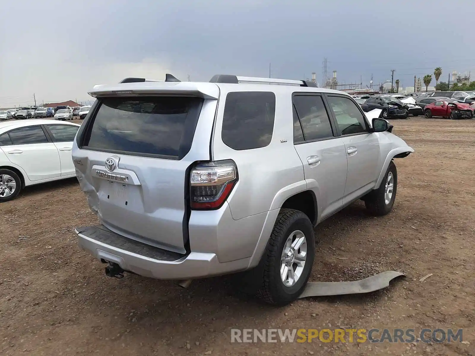 4 Photograph of a damaged car JTEMU5JR0M5861652 TOYOTA 4RUNNER 2021