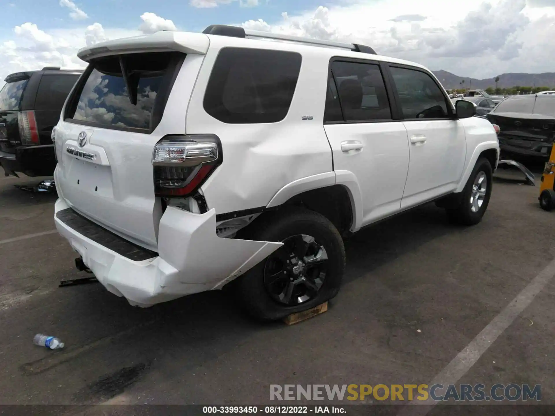 4 Photograph of a damaged car JTEMU5JR0M5872246 TOYOTA 4RUNNER 2021