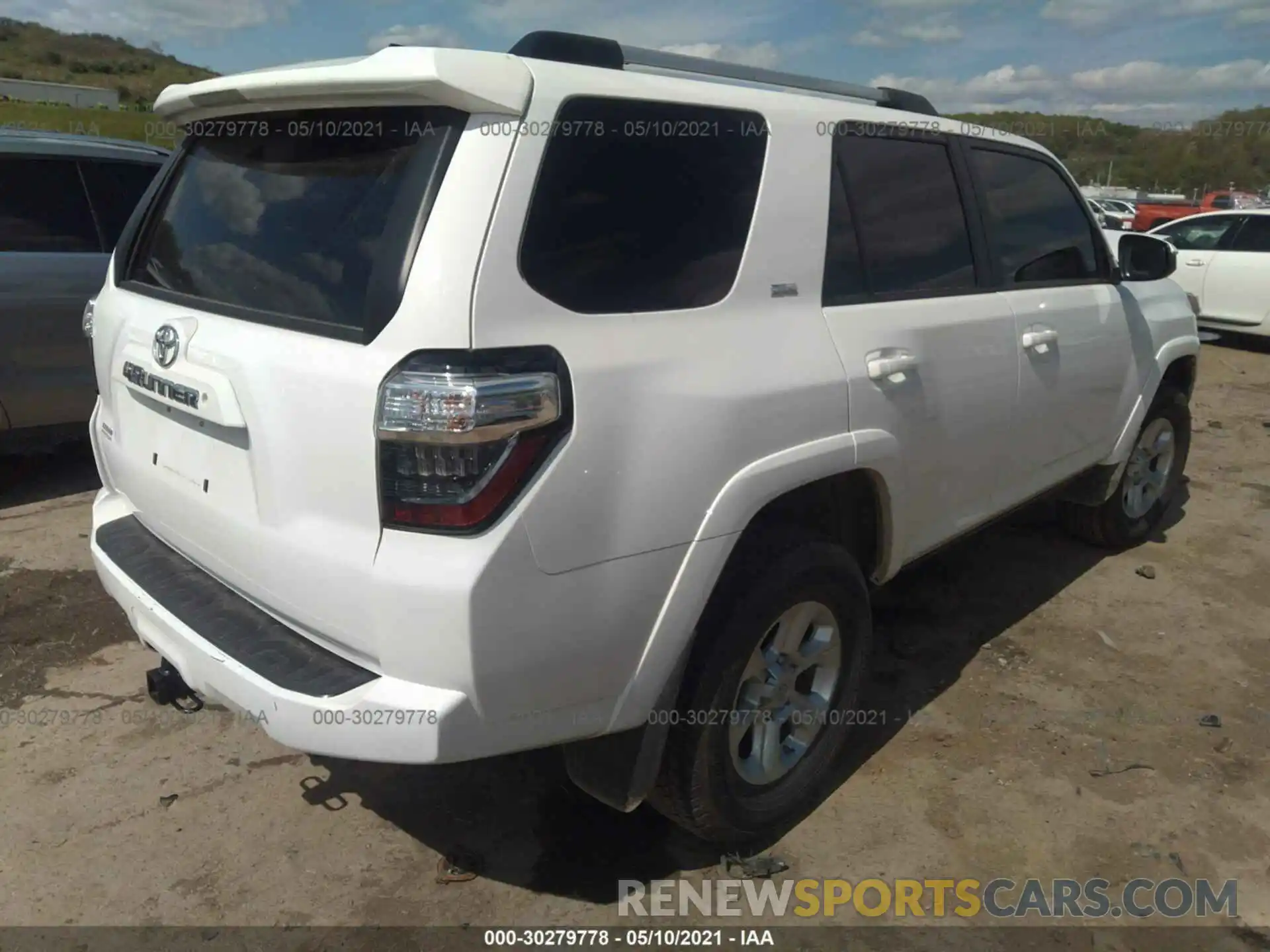 4 Photograph of a damaged car JTEMU5JR1M5874393 TOYOTA 4RUNNER 2021