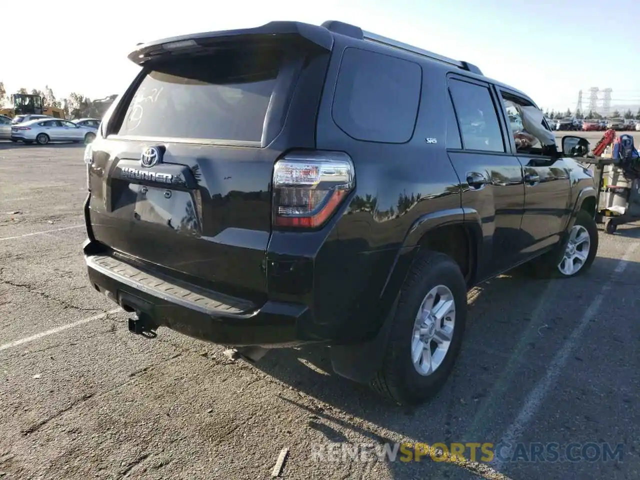 4 Photograph of a damaged car JTEMU5JR1M5903696 TOYOTA 4RUNNER 2021