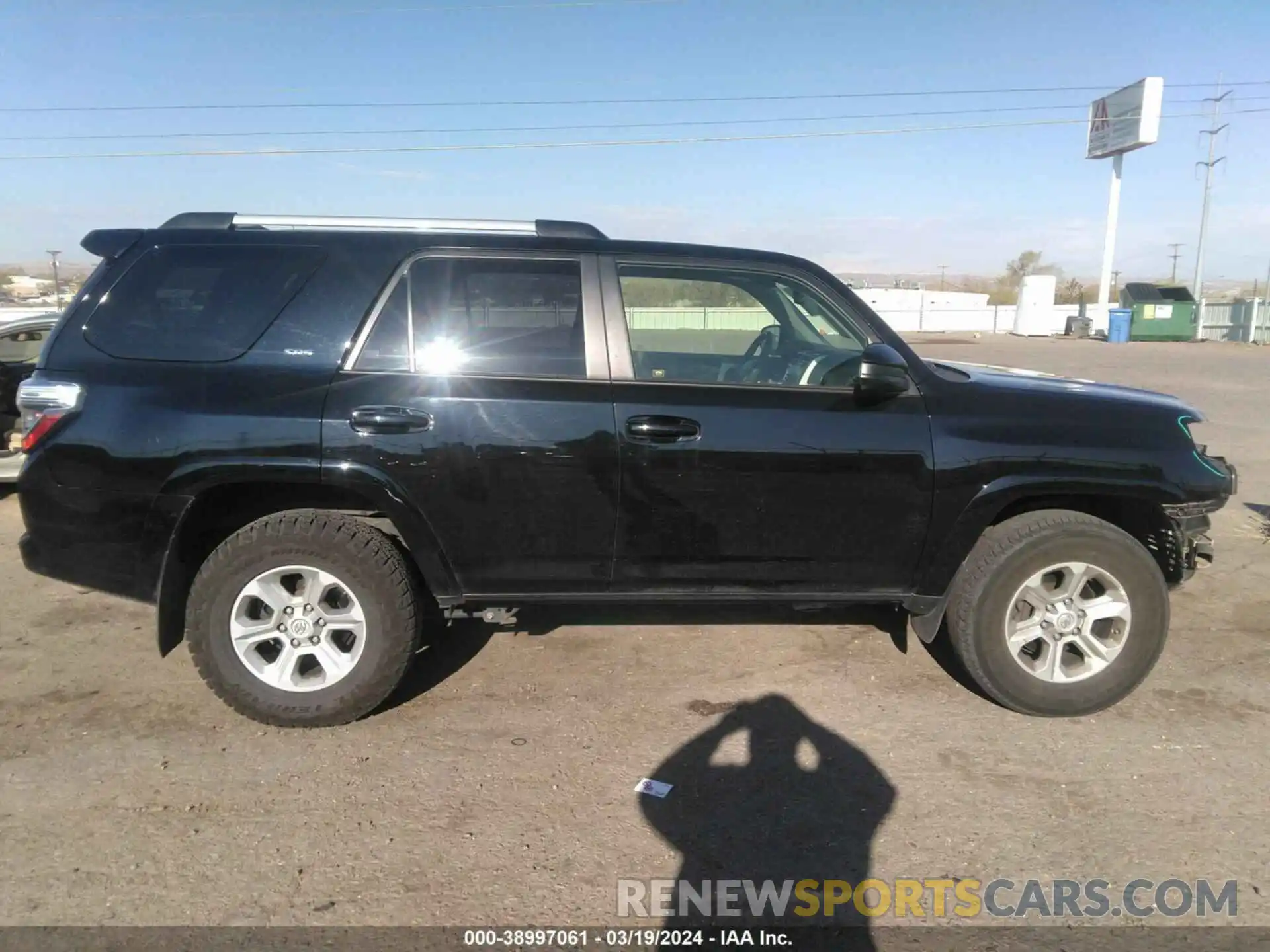 14 Photograph of a damaged car JTEMU5JR2M5841127 TOYOTA 4RUNNER 2021