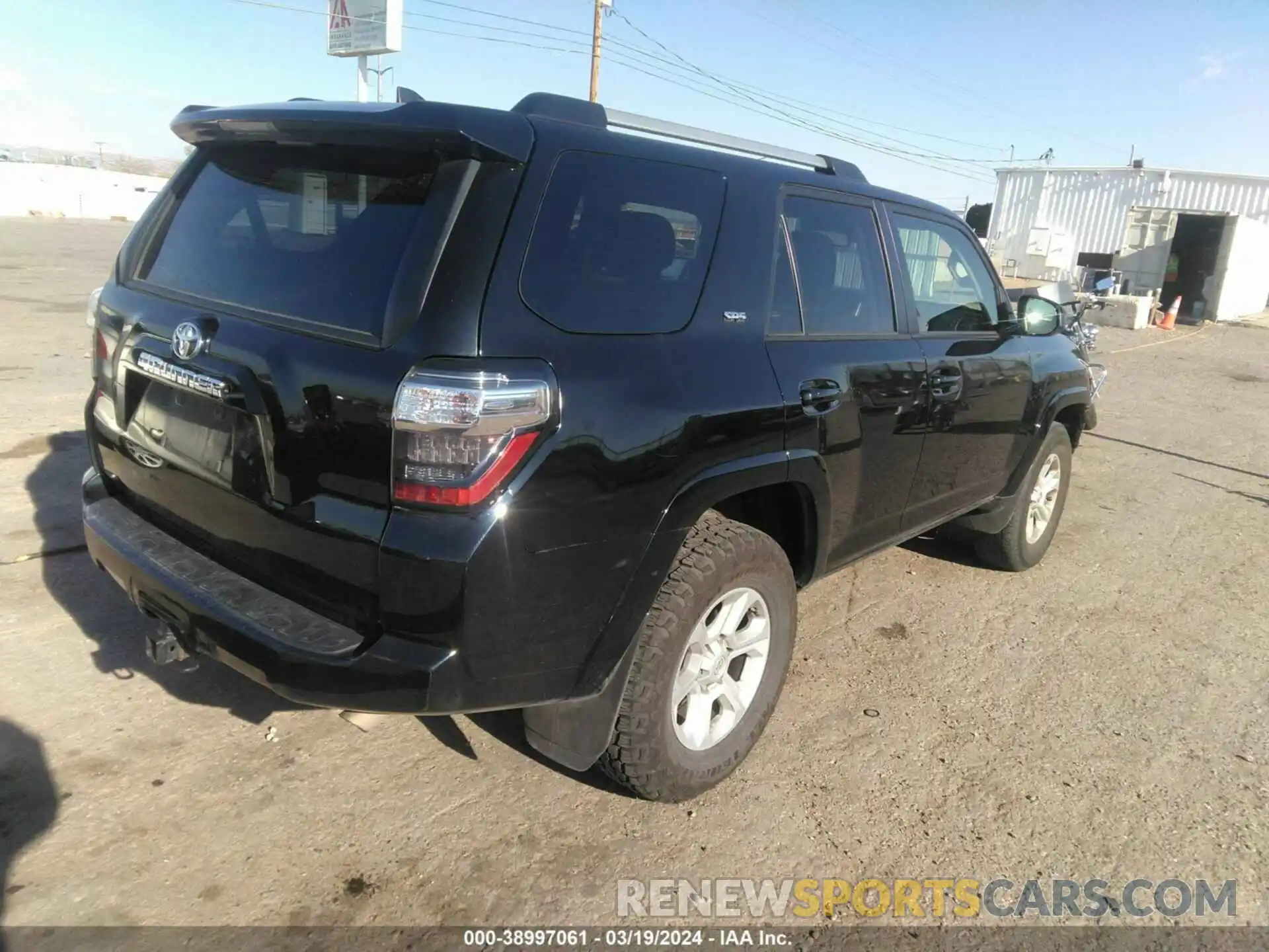 4 Photograph of a damaged car JTEMU5JR2M5841127 TOYOTA 4RUNNER 2021