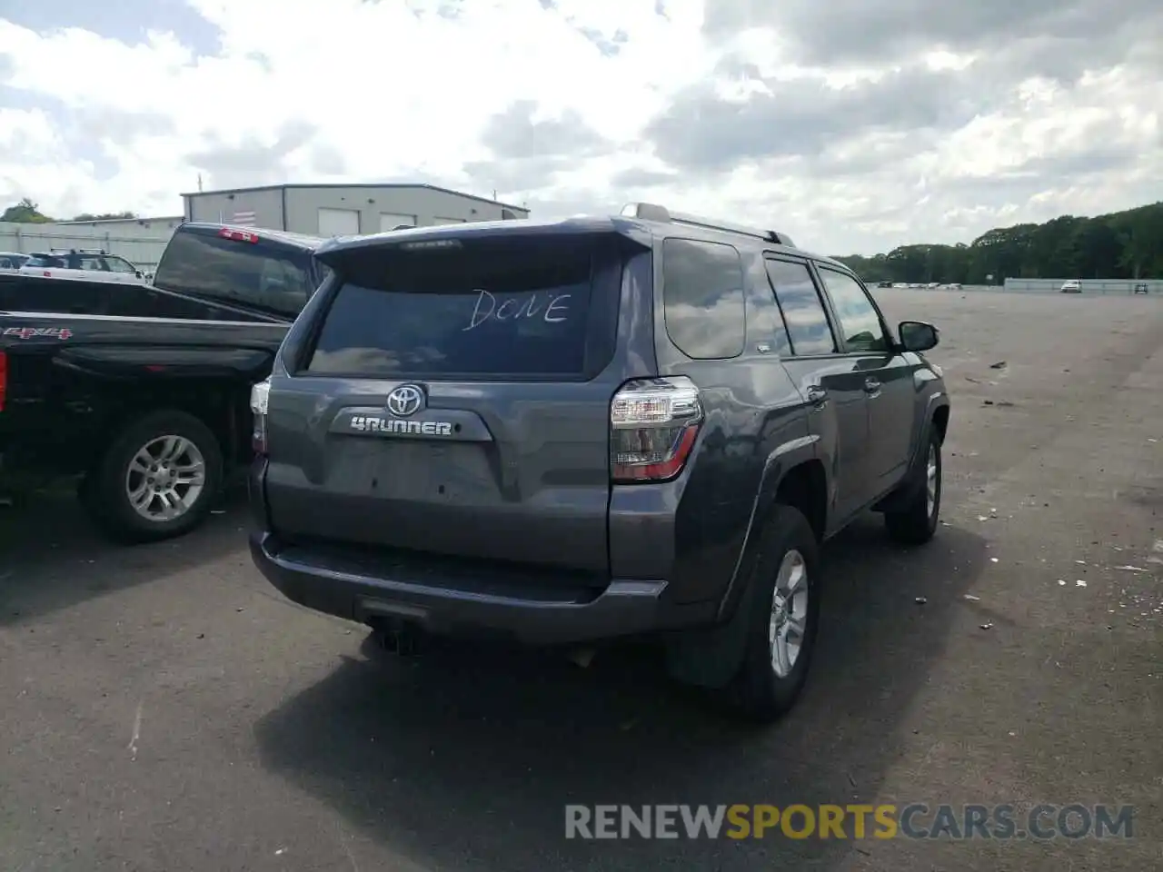 4 Photograph of a damaged car JTEMU5JR2M5855755 TOYOTA 4RUNNER 2021