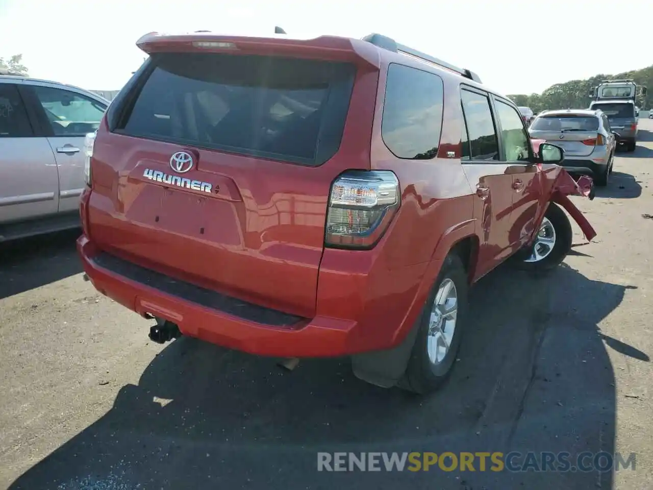 4 Photograph of a damaged car JTEMU5JR2M5905800 TOYOTA 4RUNNER 2021