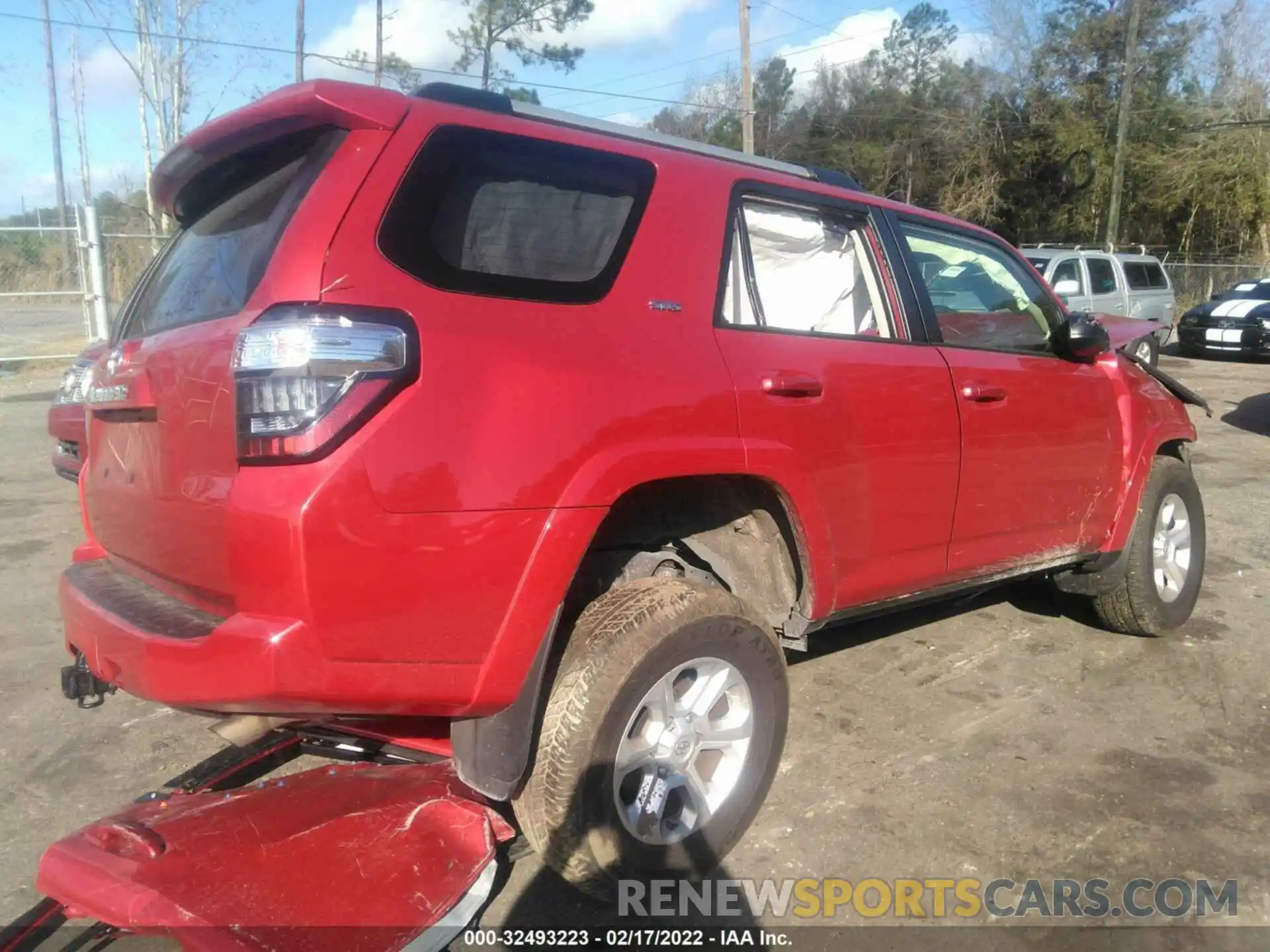 4 Photograph of a damaged car JTEMU5JR2M5907238 TOYOTA 4RUNNER 2021