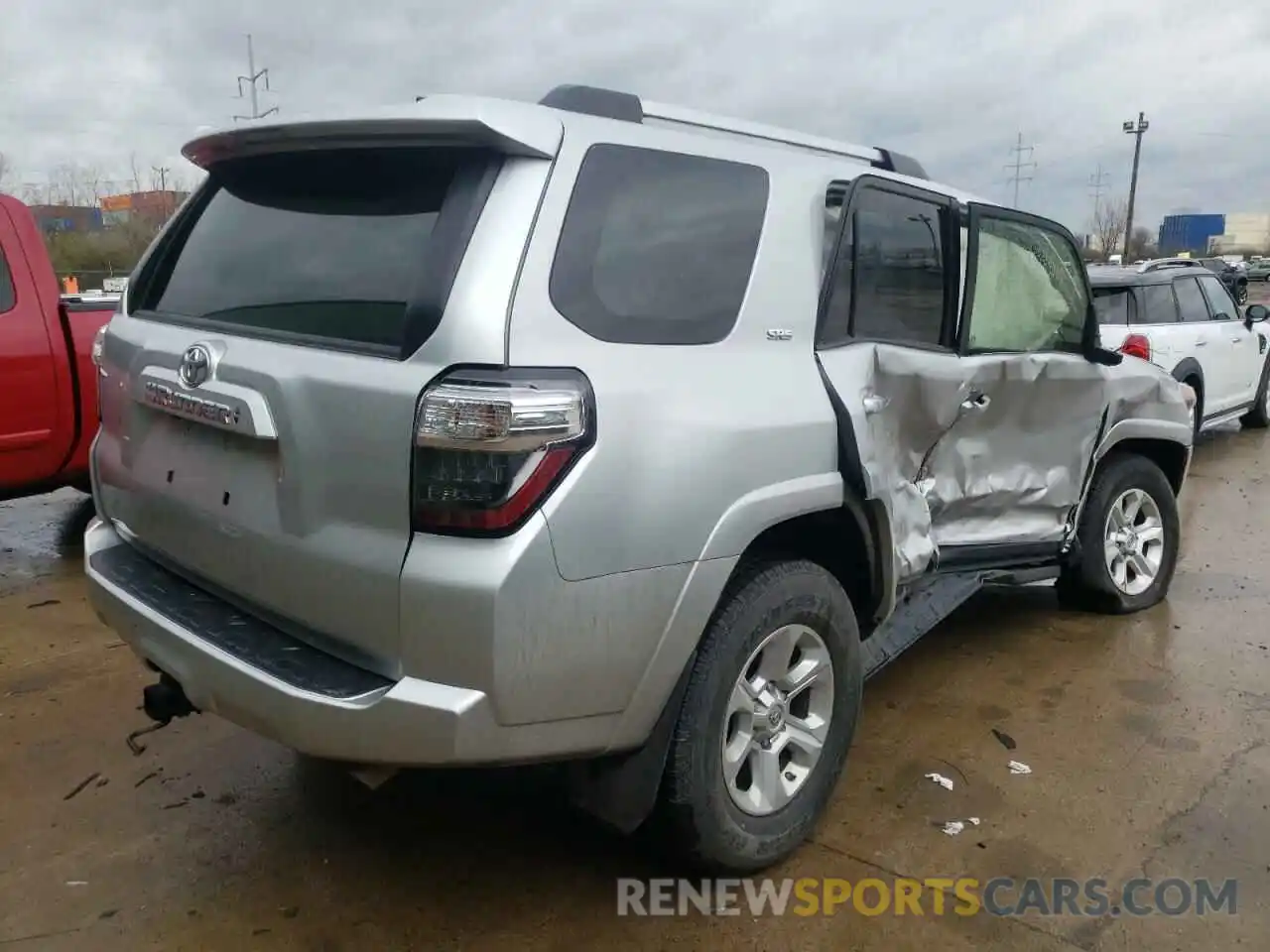 4 Photograph of a damaged car JTEMU5JR2M5911421 TOYOTA 4RUNNER 2021