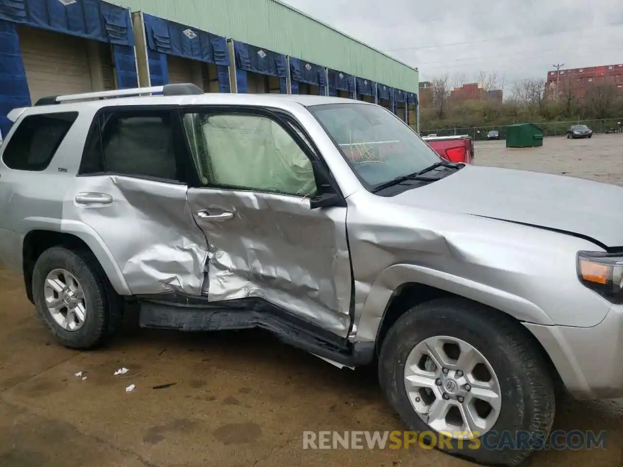 9 Photograph of a damaged car JTEMU5JR2M5911421 TOYOTA 4RUNNER 2021