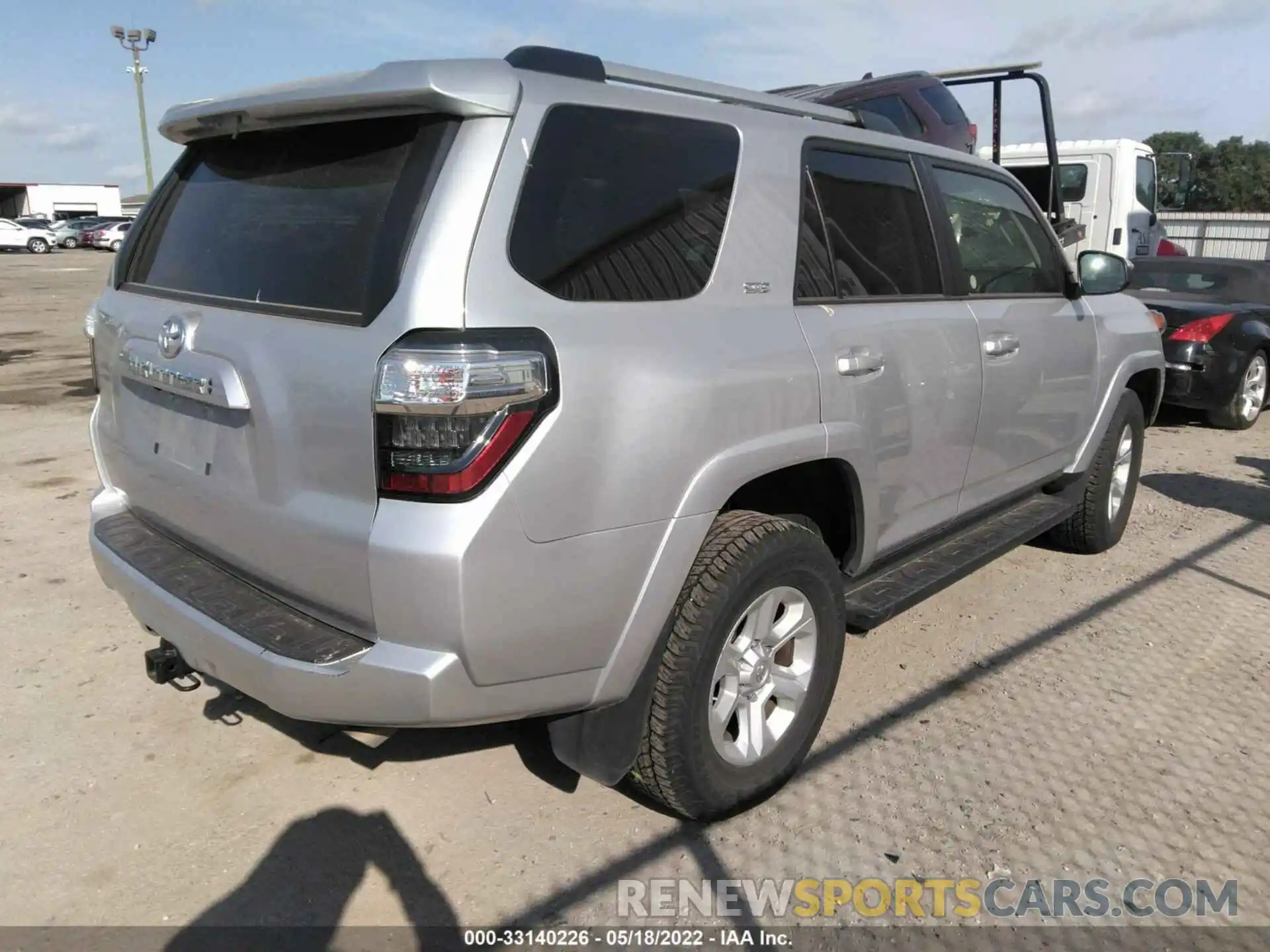 4 Photograph of a damaged car JTEMU5JR2M5937789 TOYOTA 4RUNNER 2021