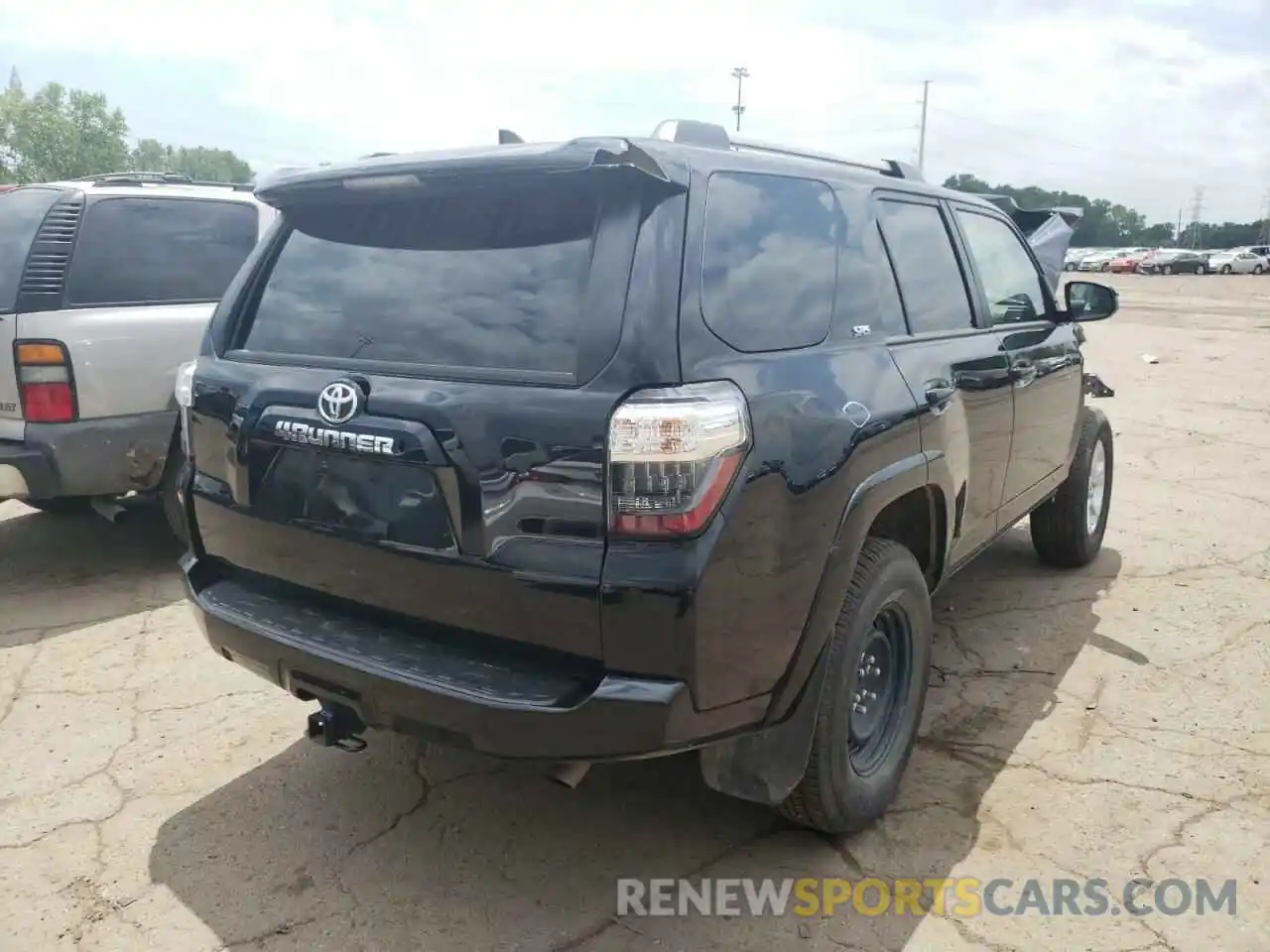 4 Photograph of a damaged car JTEMU5JR3M5852816 TOYOTA 4RUNNER 2021