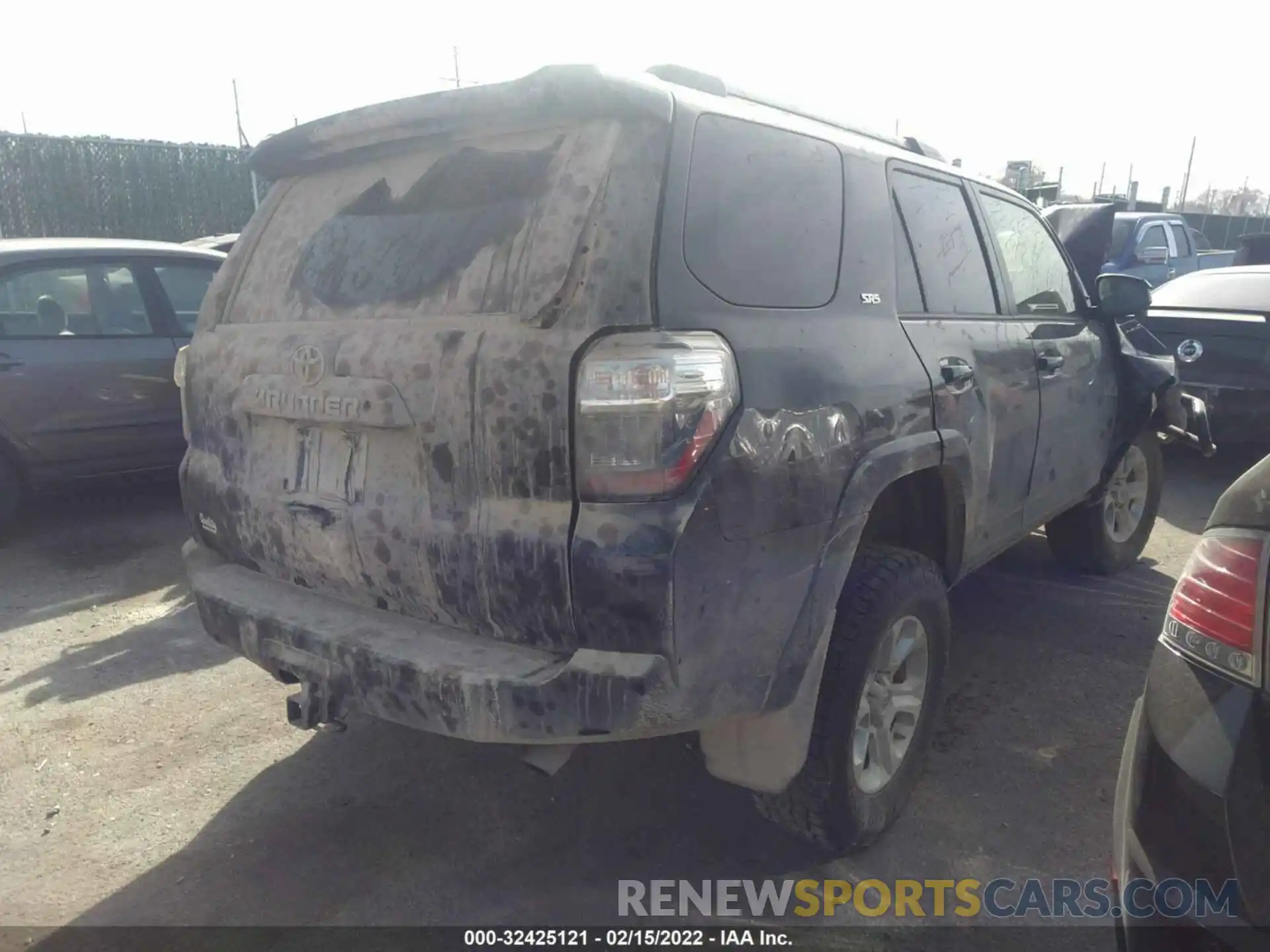 4 Photograph of a damaged car JTEMU5JR3M5860446 TOYOTA 4RUNNER 2021