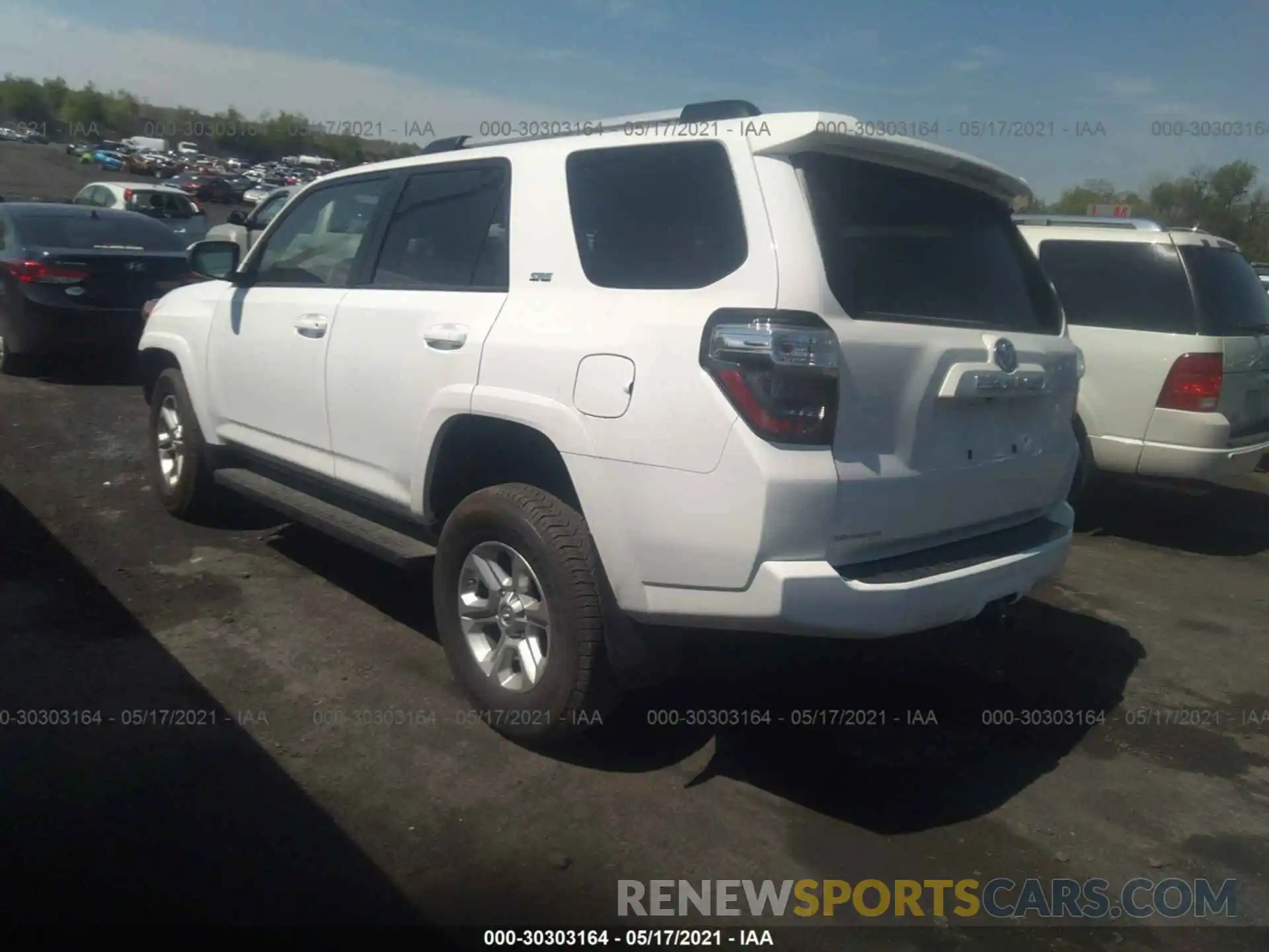 3 Photograph of a damaged car JTEMU5JR3M5876632 TOYOTA 4RUNNER 2021