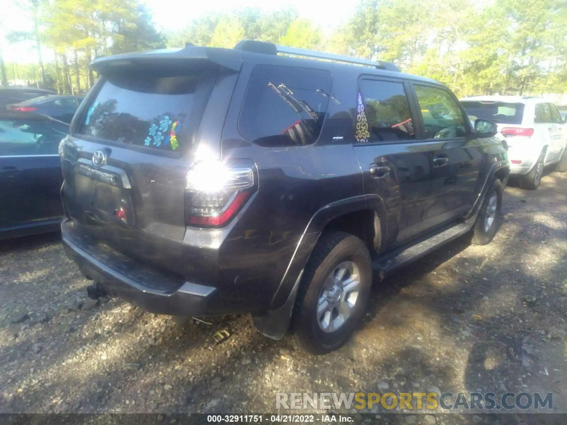 4 Photograph of a damaged car JTEMU5JR3M5879496 TOYOTA 4RUNNER 2021