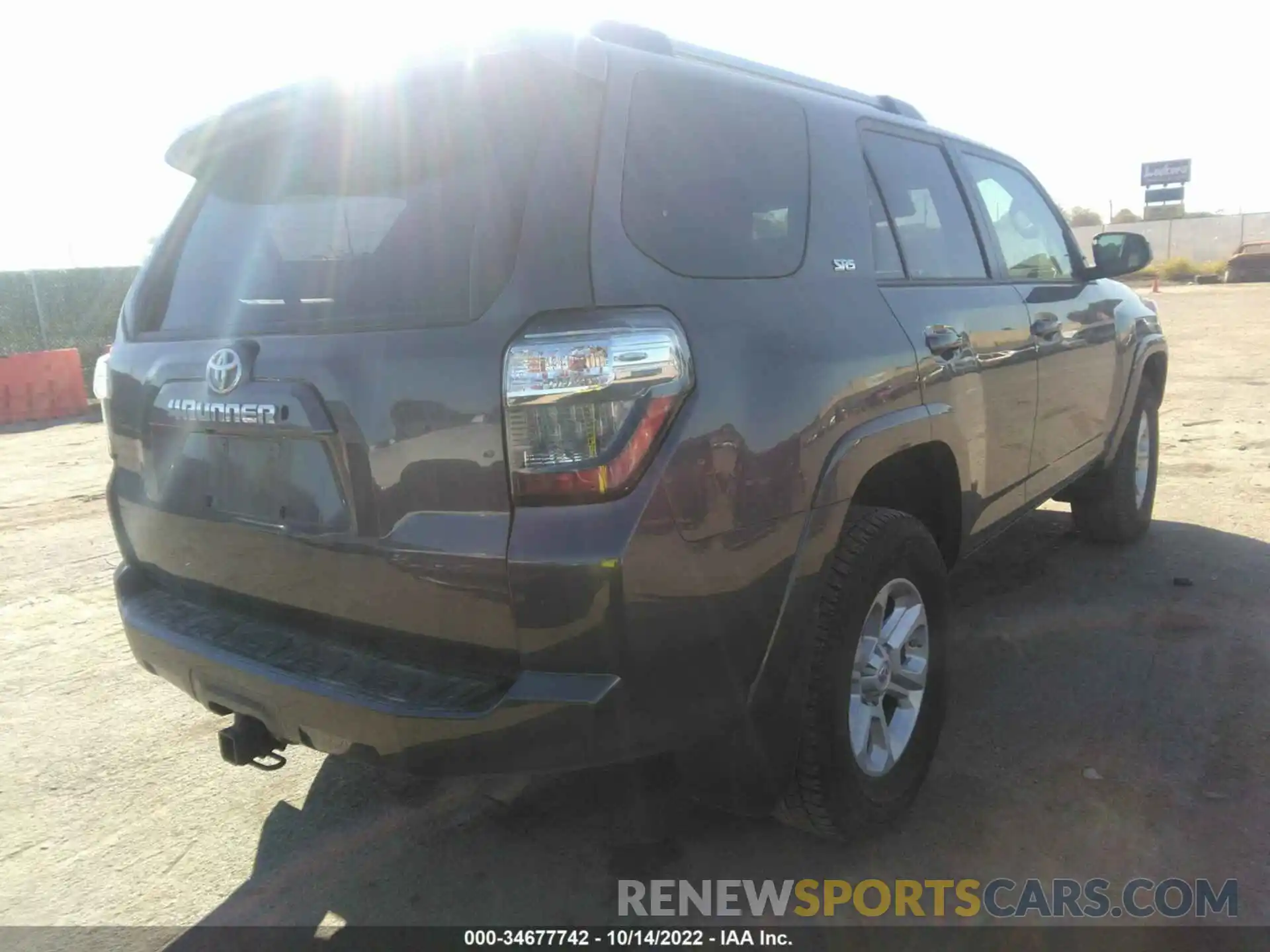 4 Photograph of a damaged car JTEMU5JR3M5898968 TOYOTA 4RUNNER 2021