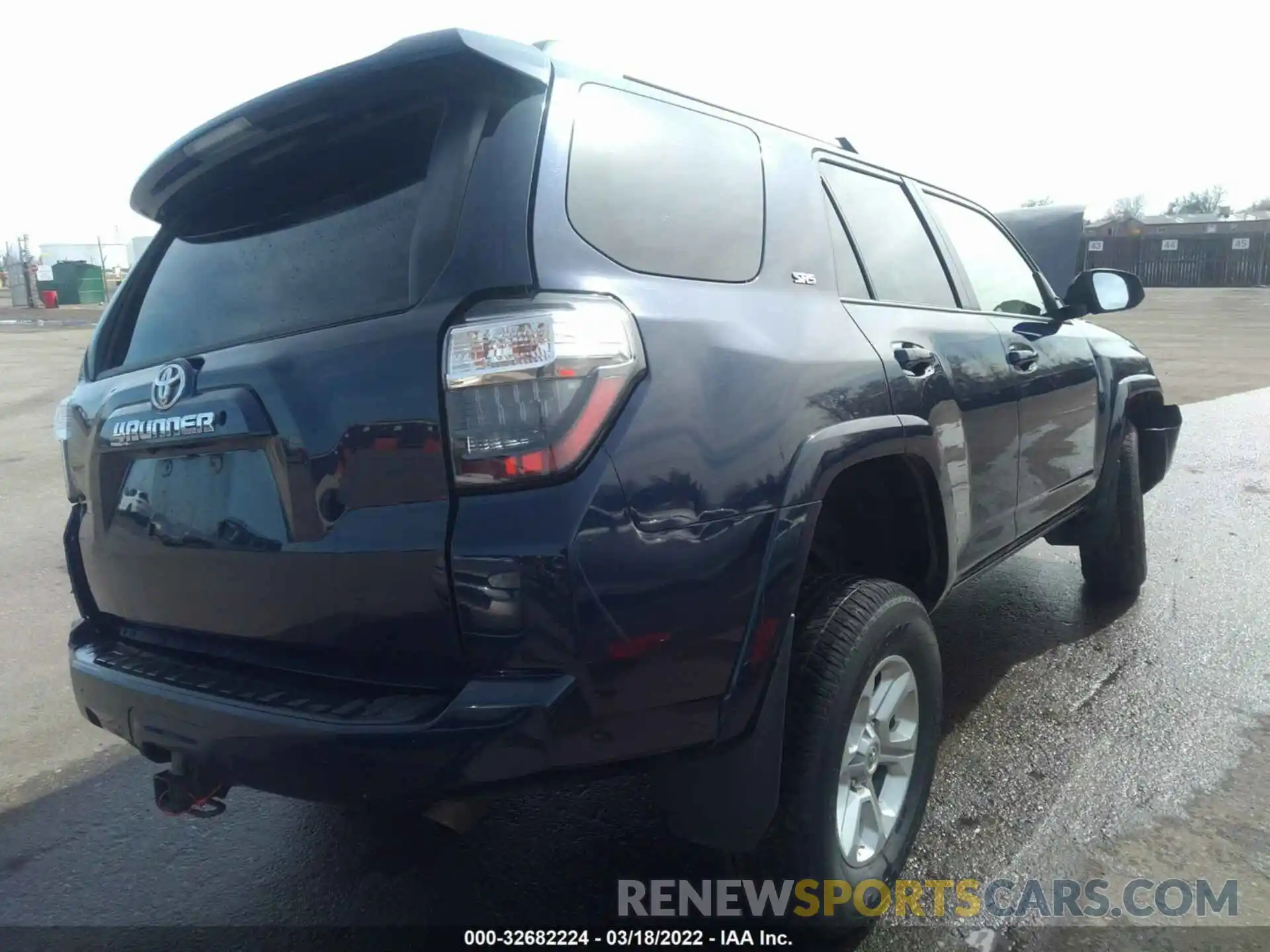 4 Photograph of a damaged car JTEMU5JR3M5899313 TOYOTA 4RUNNER 2021