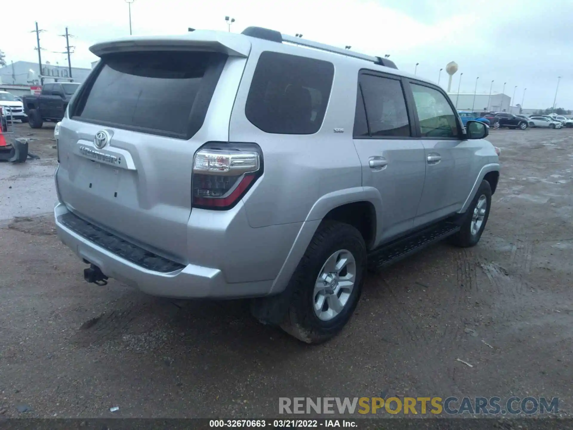 4 Photograph of a damaged car JTEMU5JR3M5937283 TOYOTA 4RUNNER 2021