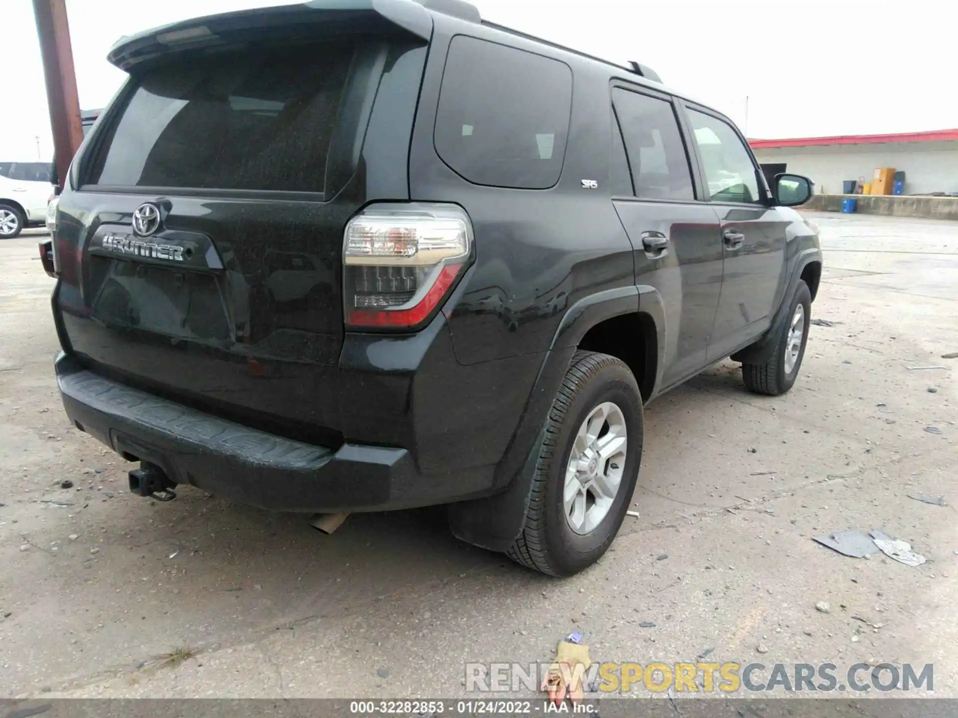 4 Photograph of a damaged car JTEMU5JR4M5853506 TOYOTA 4RUNNER 2021