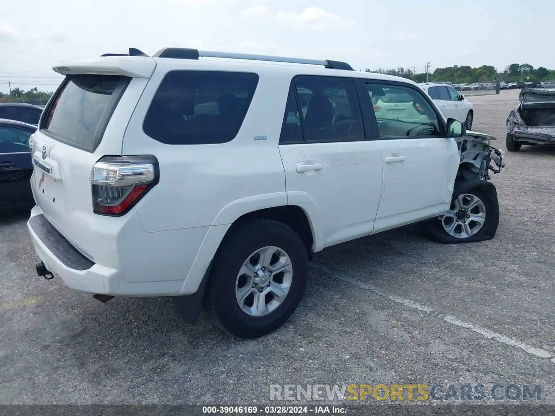 4 Photograph of a damaged car JTEMU5JR4M5935932 TOYOTA 4RUNNER 2021