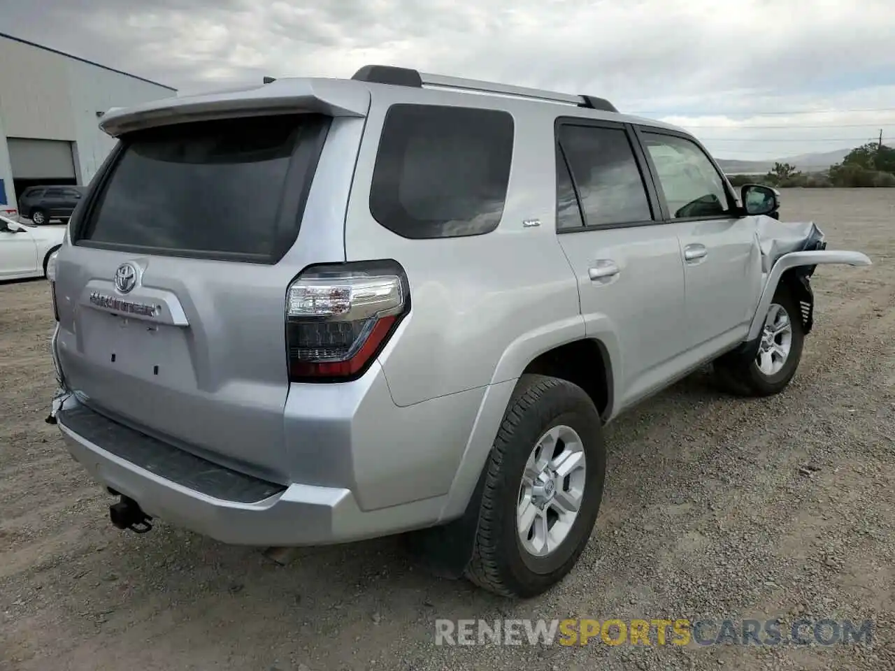 4 Photograph of a damaged car JTEMU5JR5M5867723 TOYOTA 4RUNNER 2021