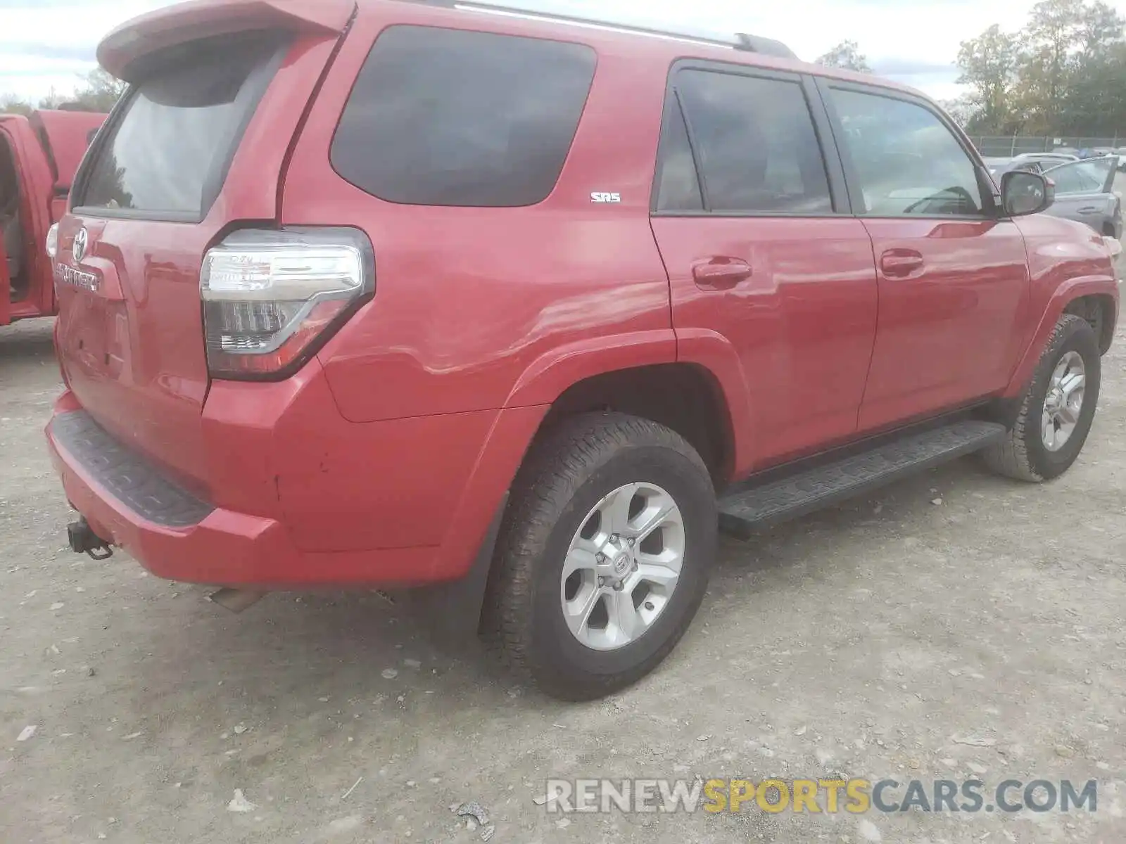 4 Photograph of a damaged car JTEMU5JR5M5924440 TOYOTA 4RUNNER 2021