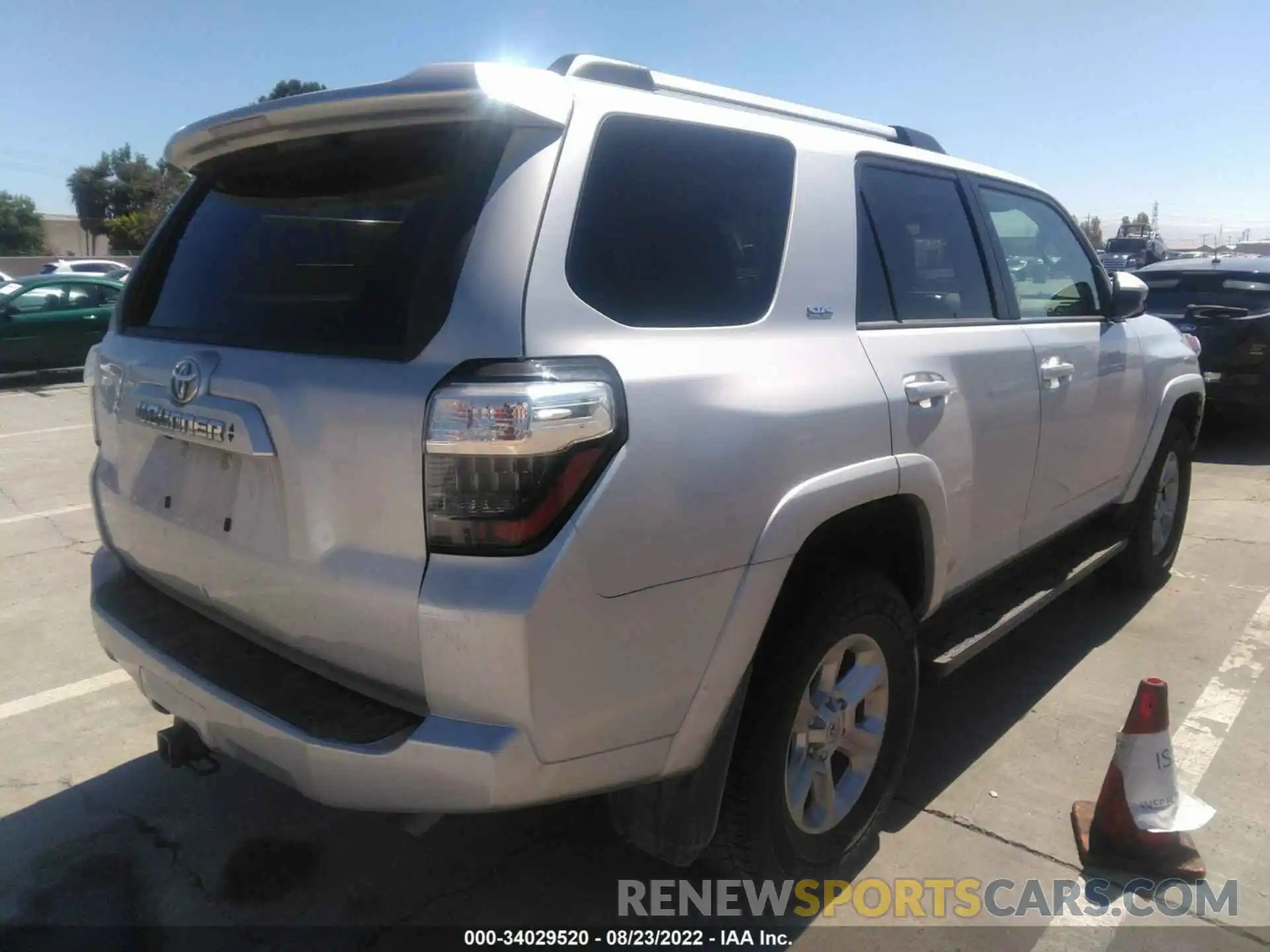 4 Photograph of a damaged car JTEMU5JR5M5937740 TOYOTA 4RUNNER 2021